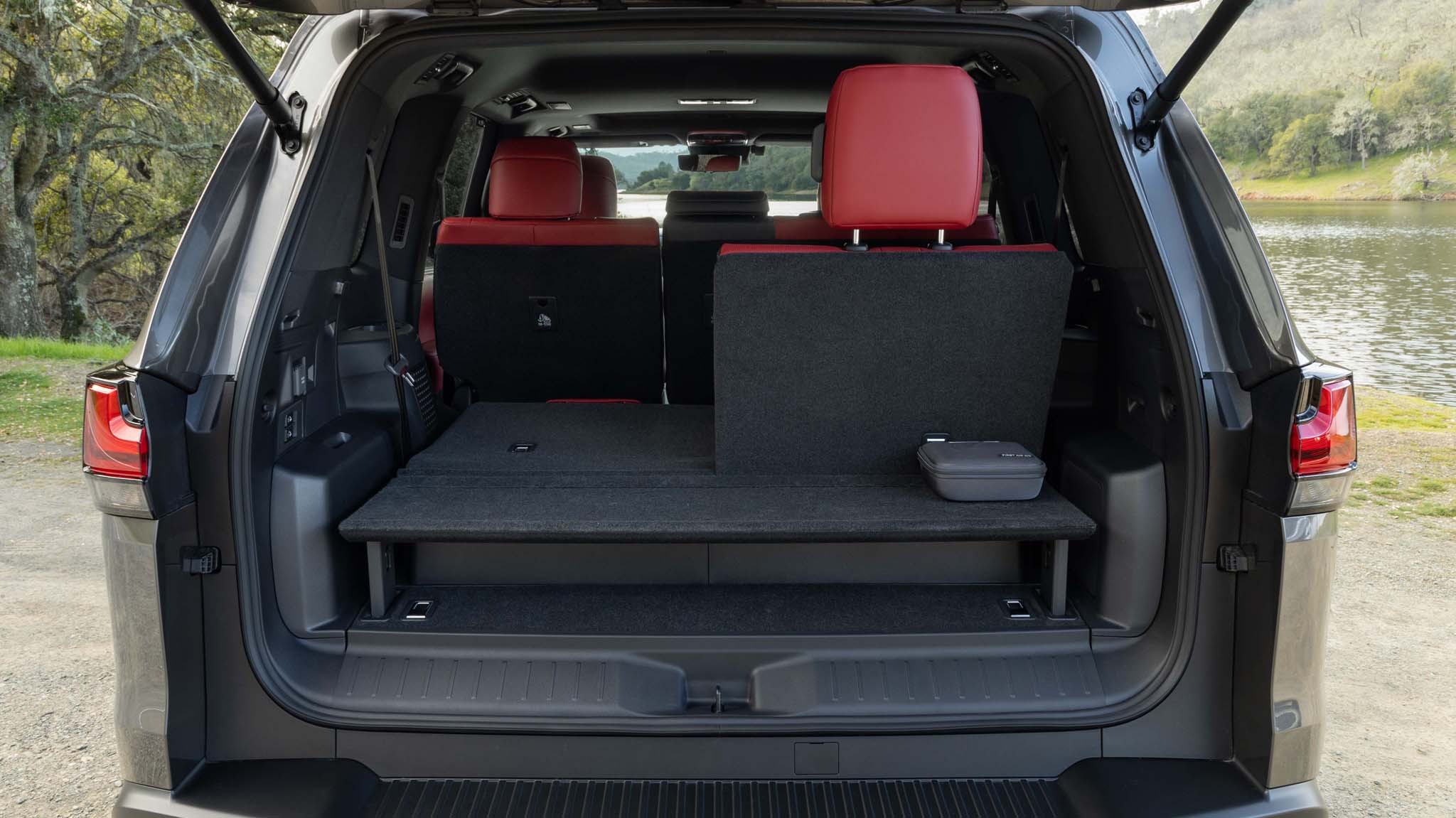 2025 Lexus LX700h F Sport Handling 3