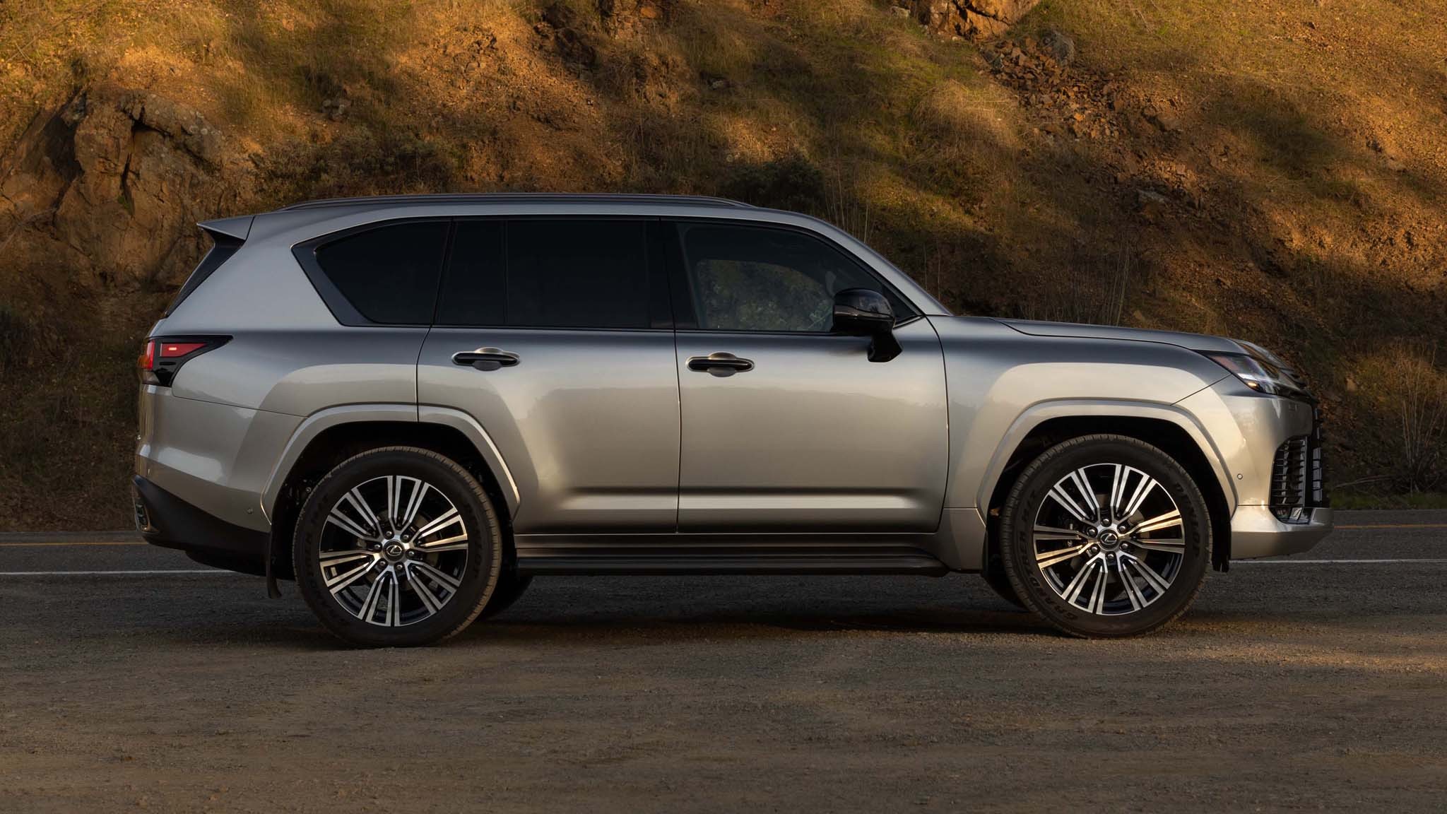 2025 Lexus LX700h Luxury 2