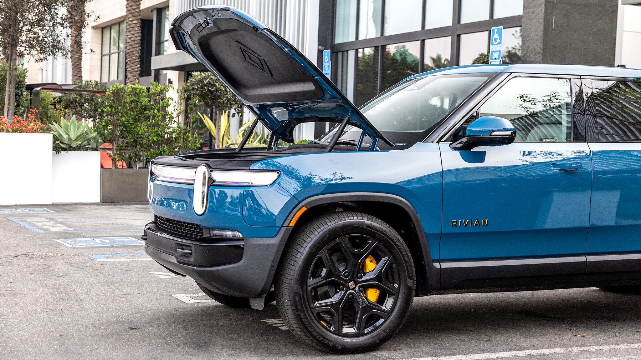 2025 Rivian R1T App 19