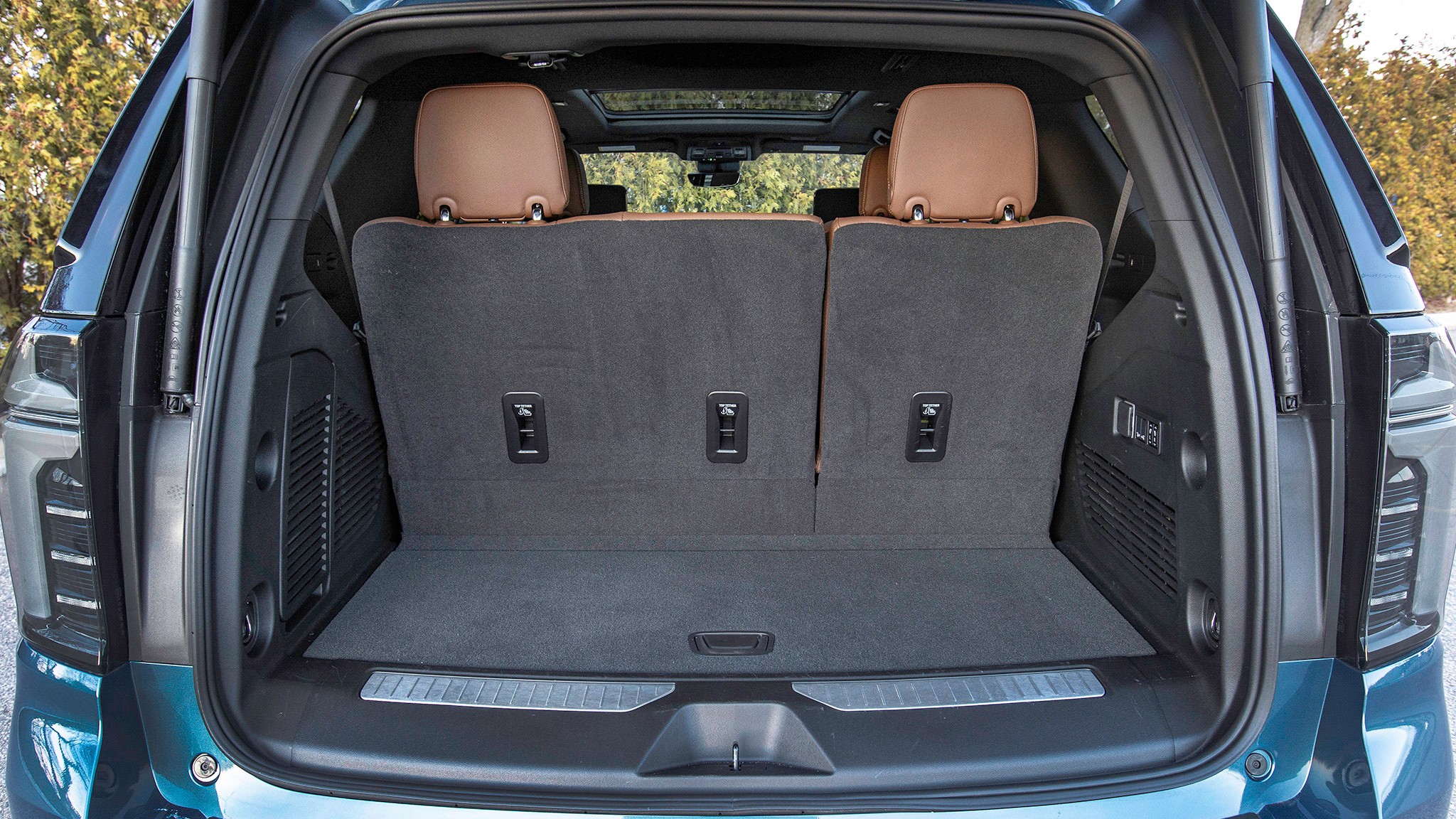 032 2025 Chevrolet Tahoe High Country cargo