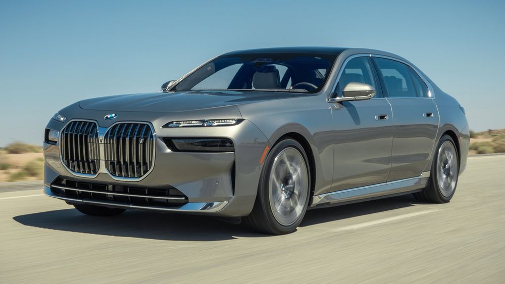 016 2025 BMW i7 xDrive60 front view