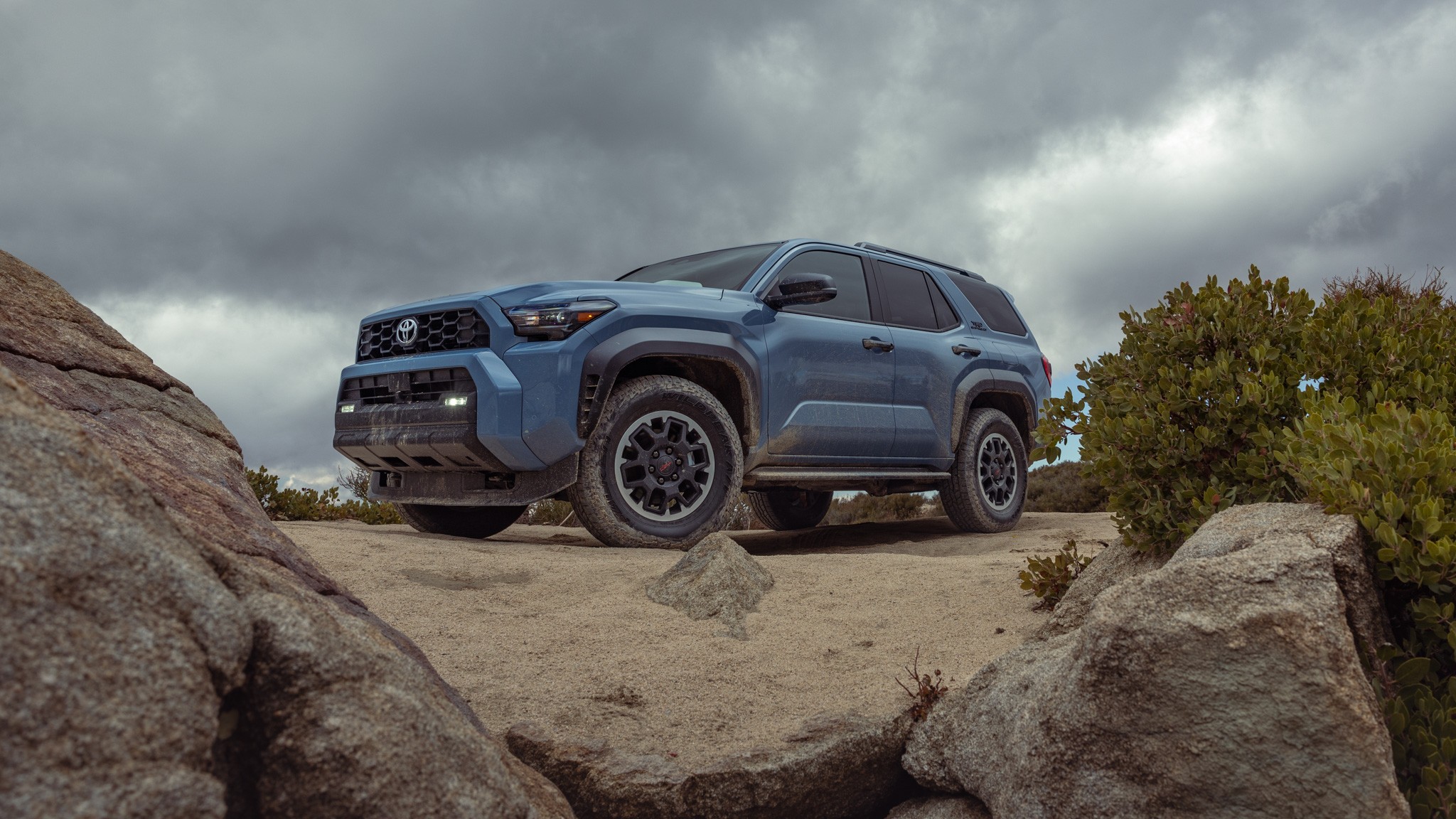 017 2025 Toyota 4Runner TRD OffRoad vs Jeep Wrangler Willys 4XE