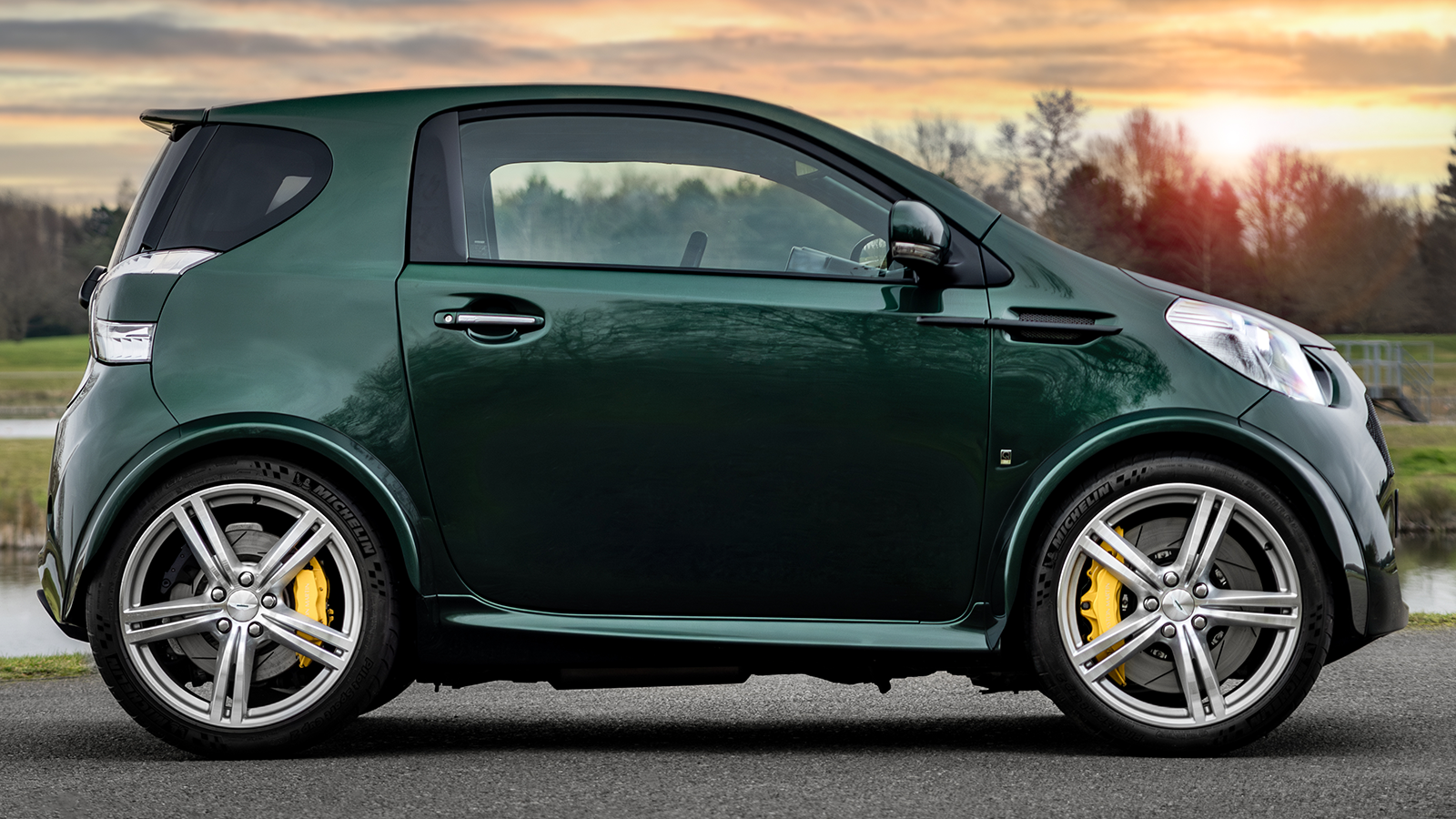 2018 Aston Martin Super Cygnet V 8 2