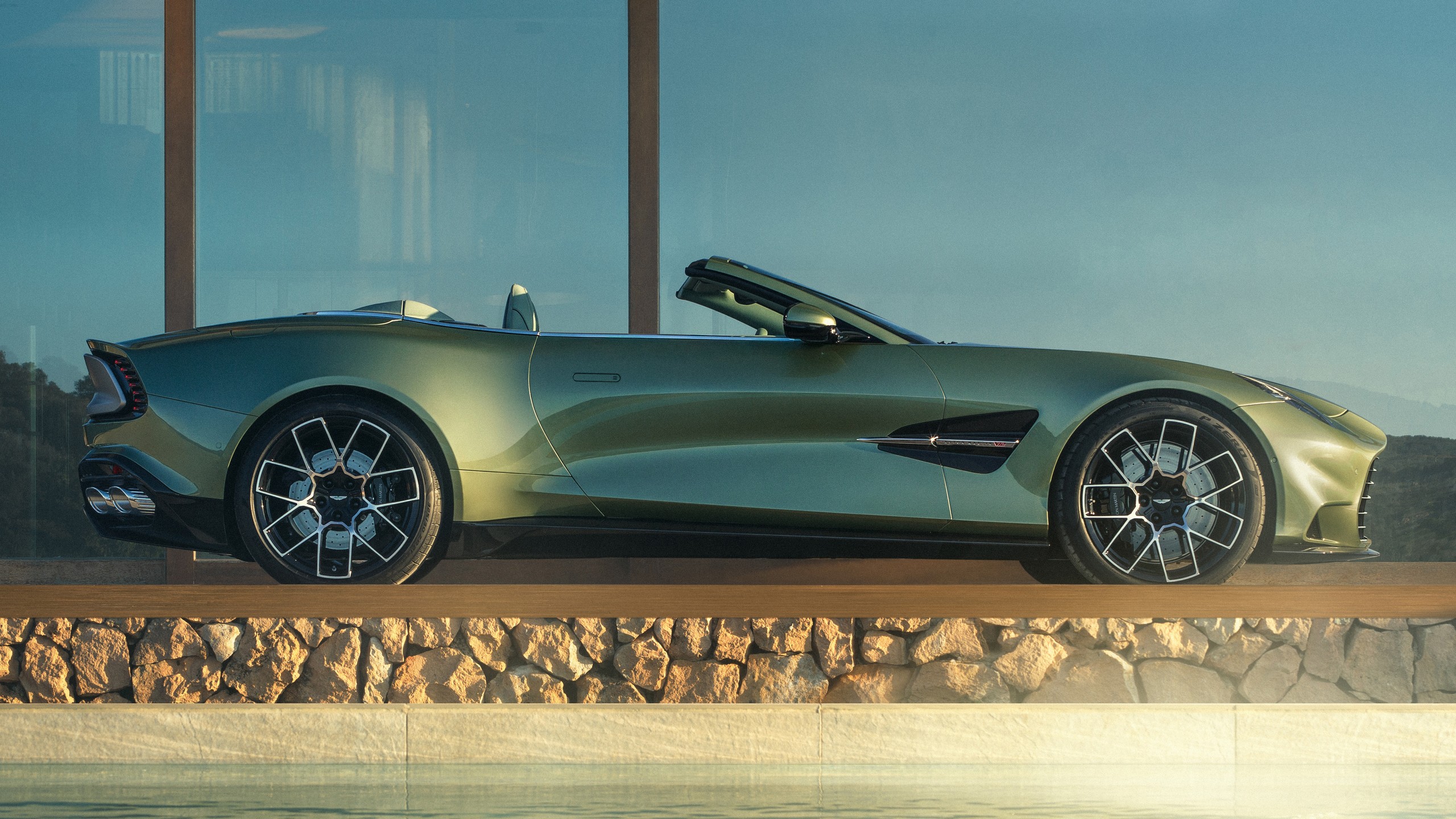 2026 Aston Martin Vanquish Volante 18