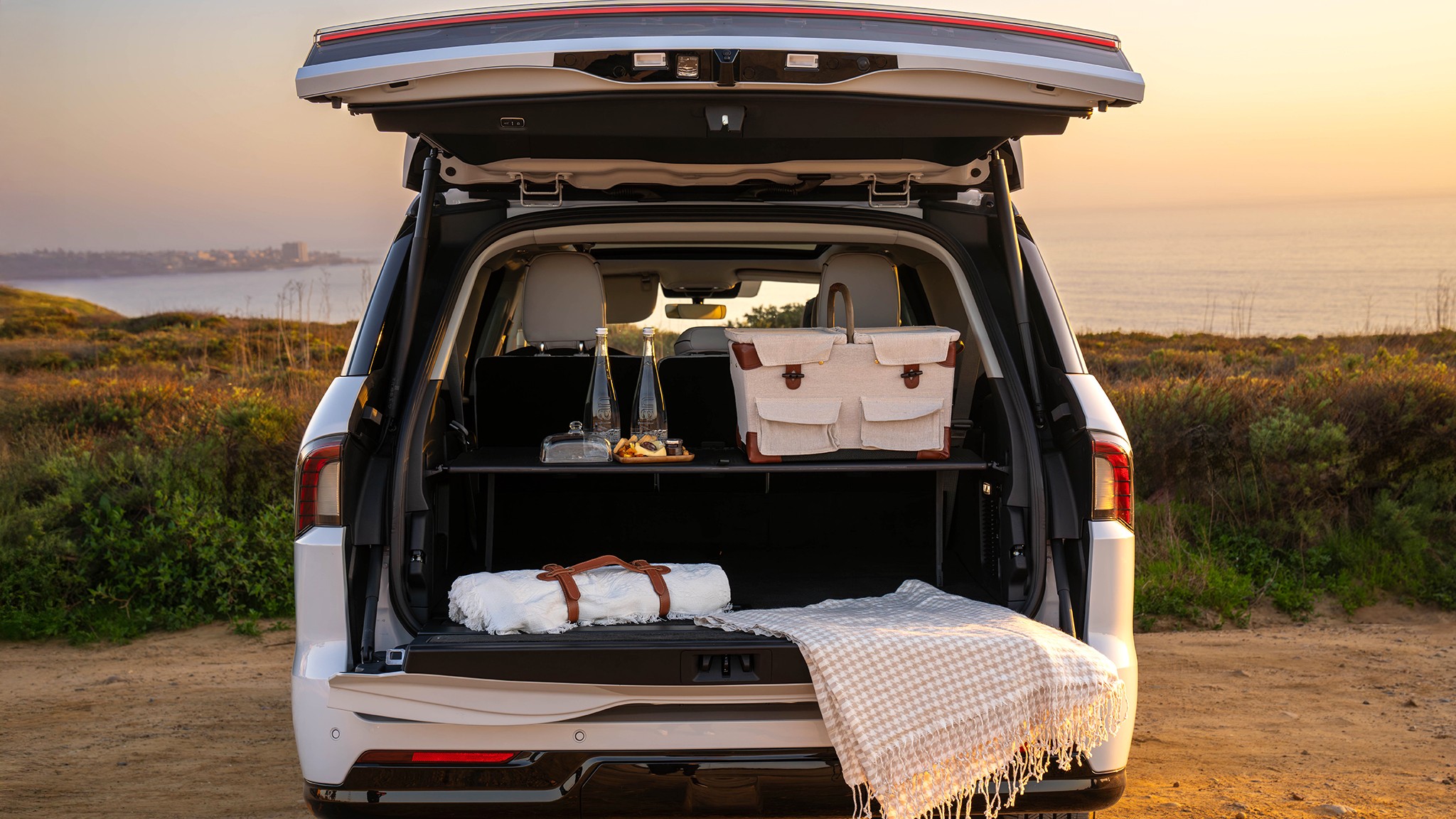 2025 Lincoln Navigator Split Gate 1