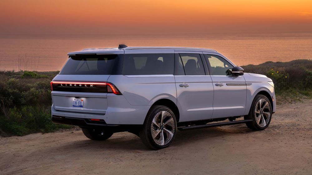 2 2025 Lincoln Navigator Black Label rear view