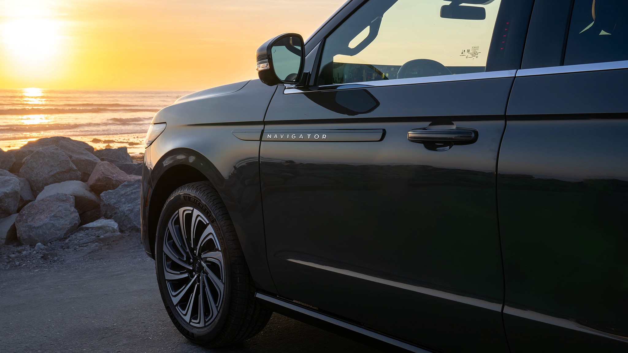 3 2025 Lincoln Navigator Black Label gray side view wheel
