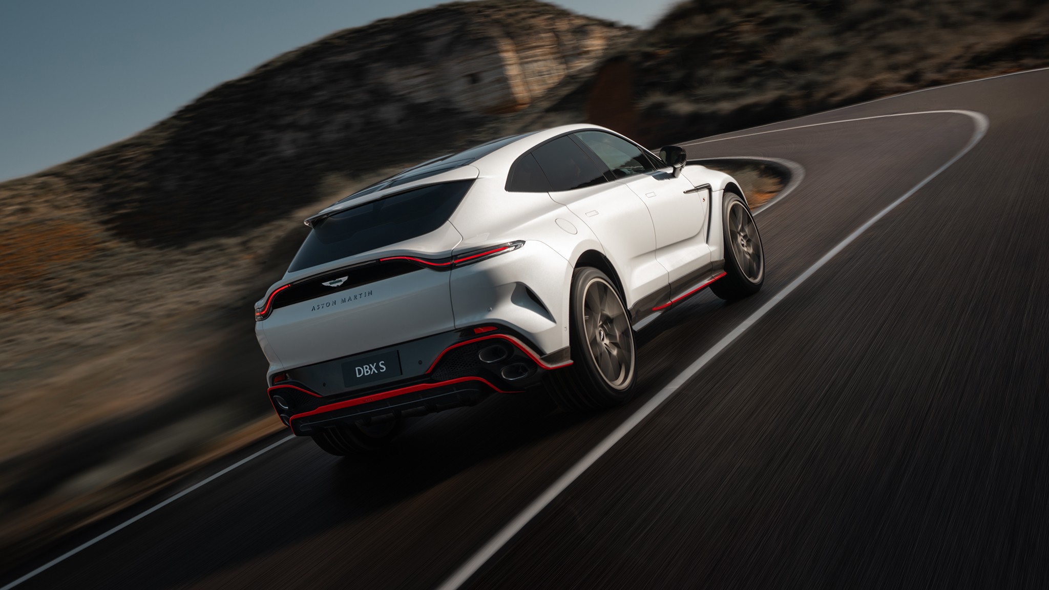 Aston Martin DBX S 3