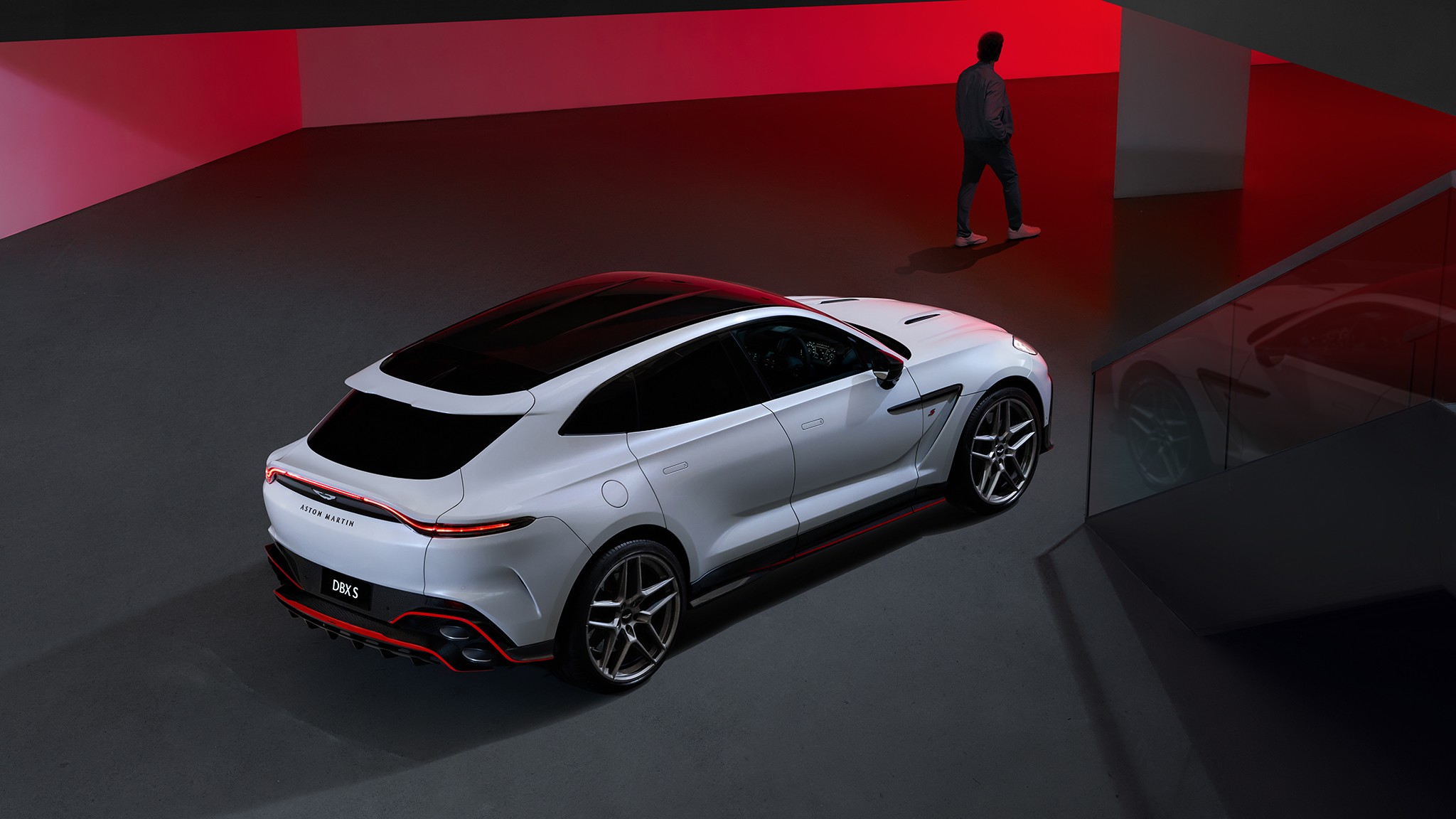 Aston Martin DBX S 6