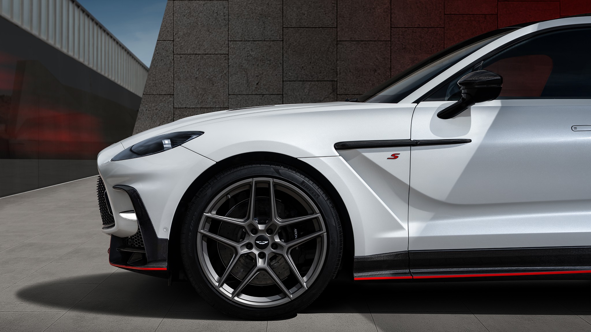 Aston Martin DBX S 7