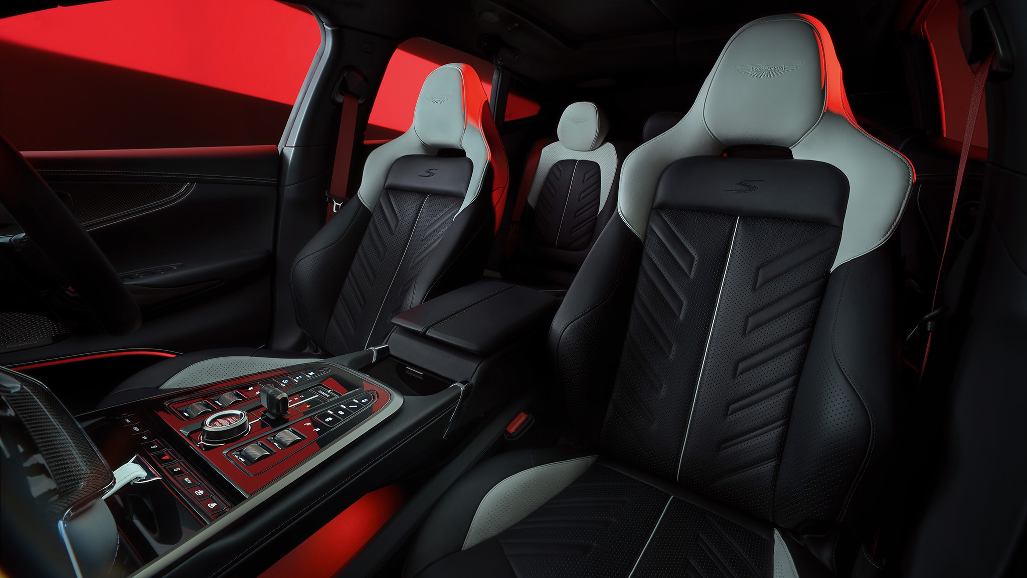 Aston Martin DBX S 18