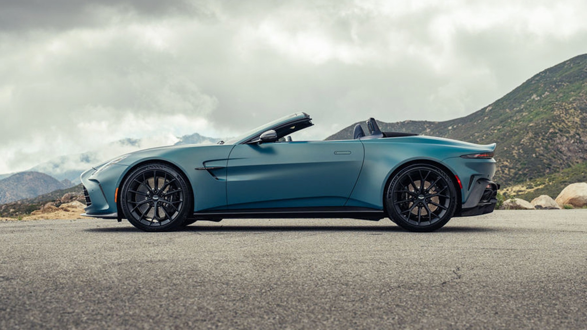 020 2026 Aston Martin Vantage Roadster Satin Iridescent Sapphire