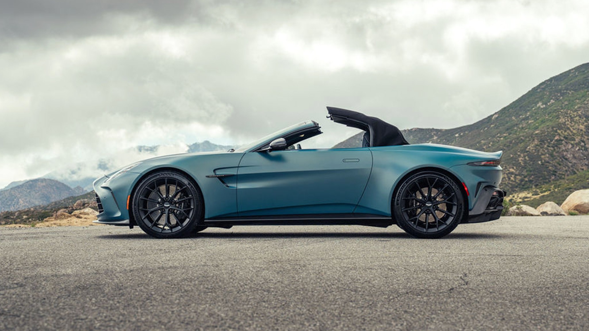 025 2026 Aston Martin Vantage Roadster Satin Iridescent Sapphire