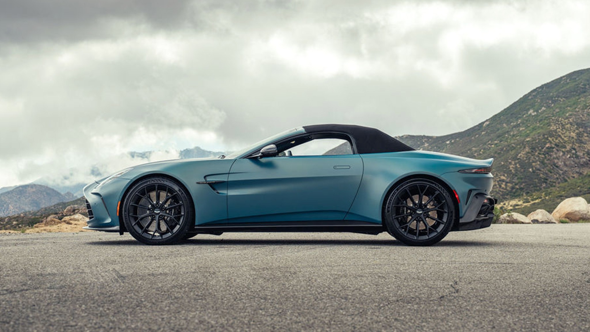 026 2026 Aston Martin Vantage Roadster Satin Iridescent Sapphire
