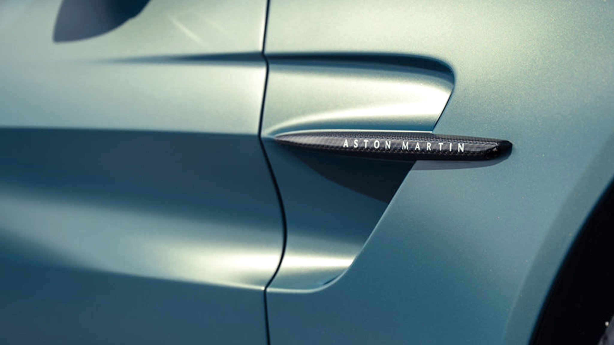 033 2026 Aston Martin Vantage Roadster Satin Iridescent Sapphire