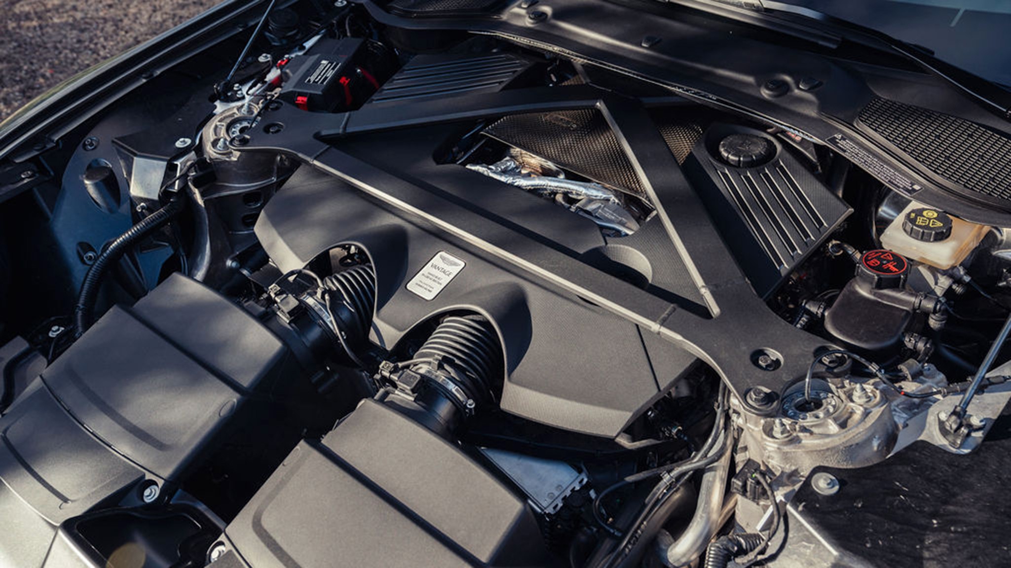 076 2026 Aston Martin Vantage Roadster Magnetic Silver