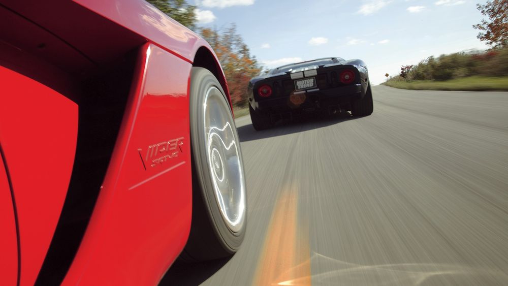 009 2004 dodge viper vs 2005 ford gt