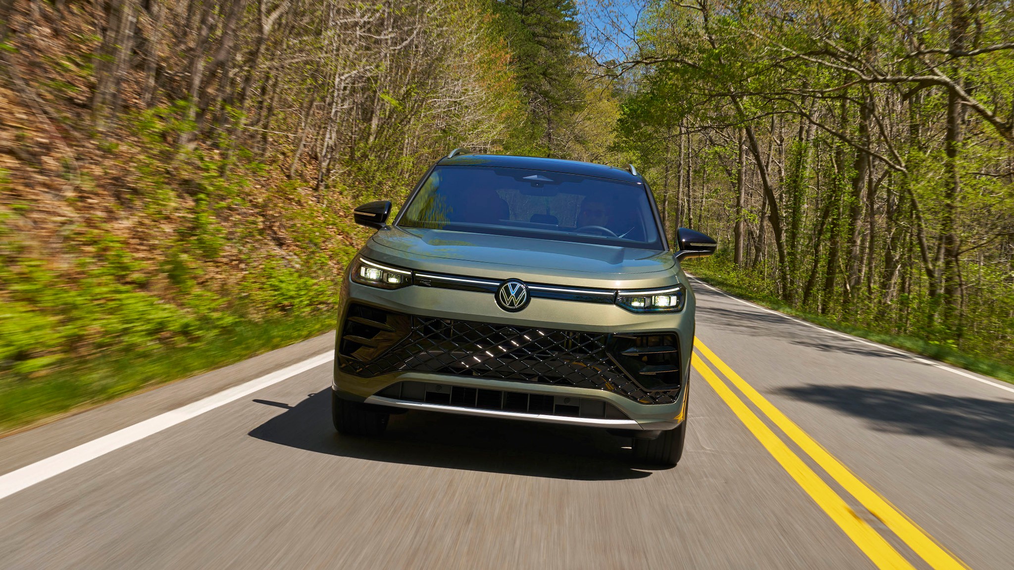 2 2025 Volkswagen Tiguan SEL R Line Avocado Green