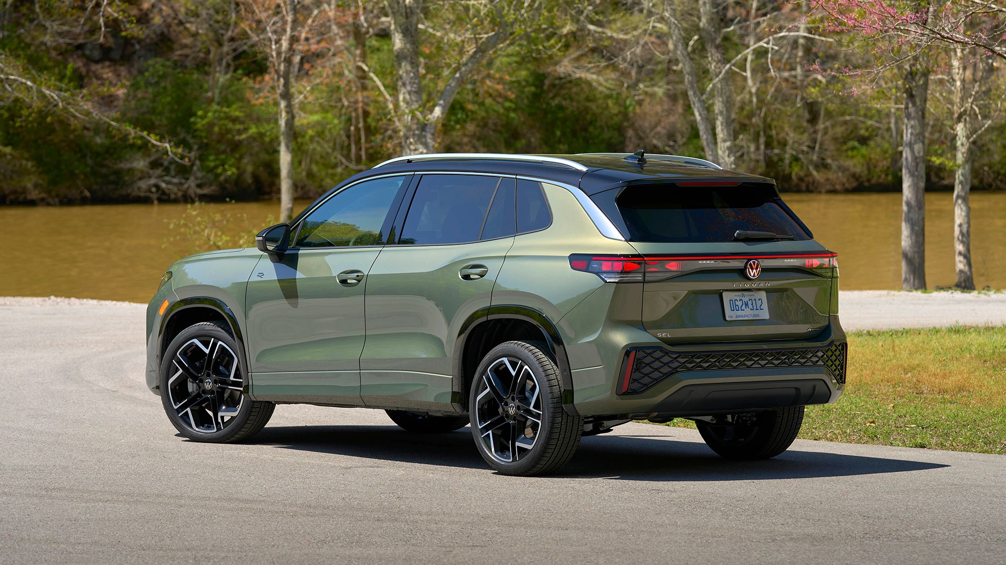 7 2025 Volkswagen Tiguan SEL R Line Avocado Green