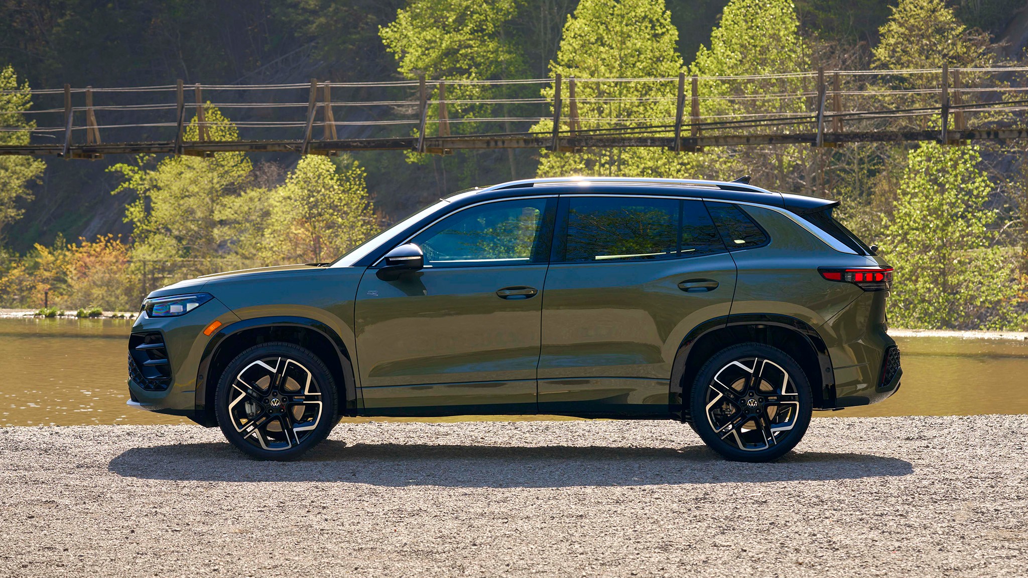 9 2025 Volkswagen Tiguan SEL R Line Avocado Green