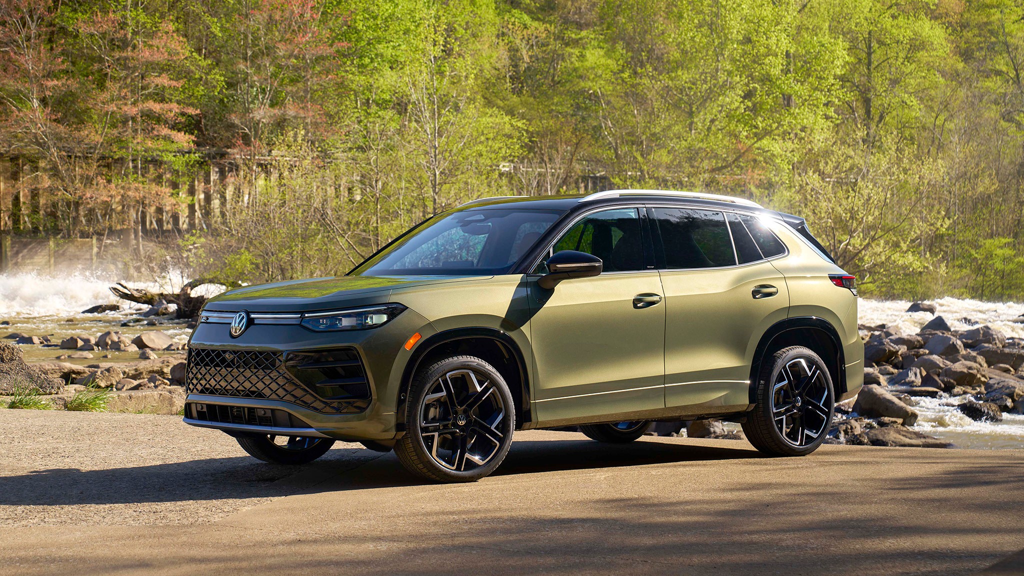 15 2025 Volkswagen Tiguan SEL R Line Avocado Green