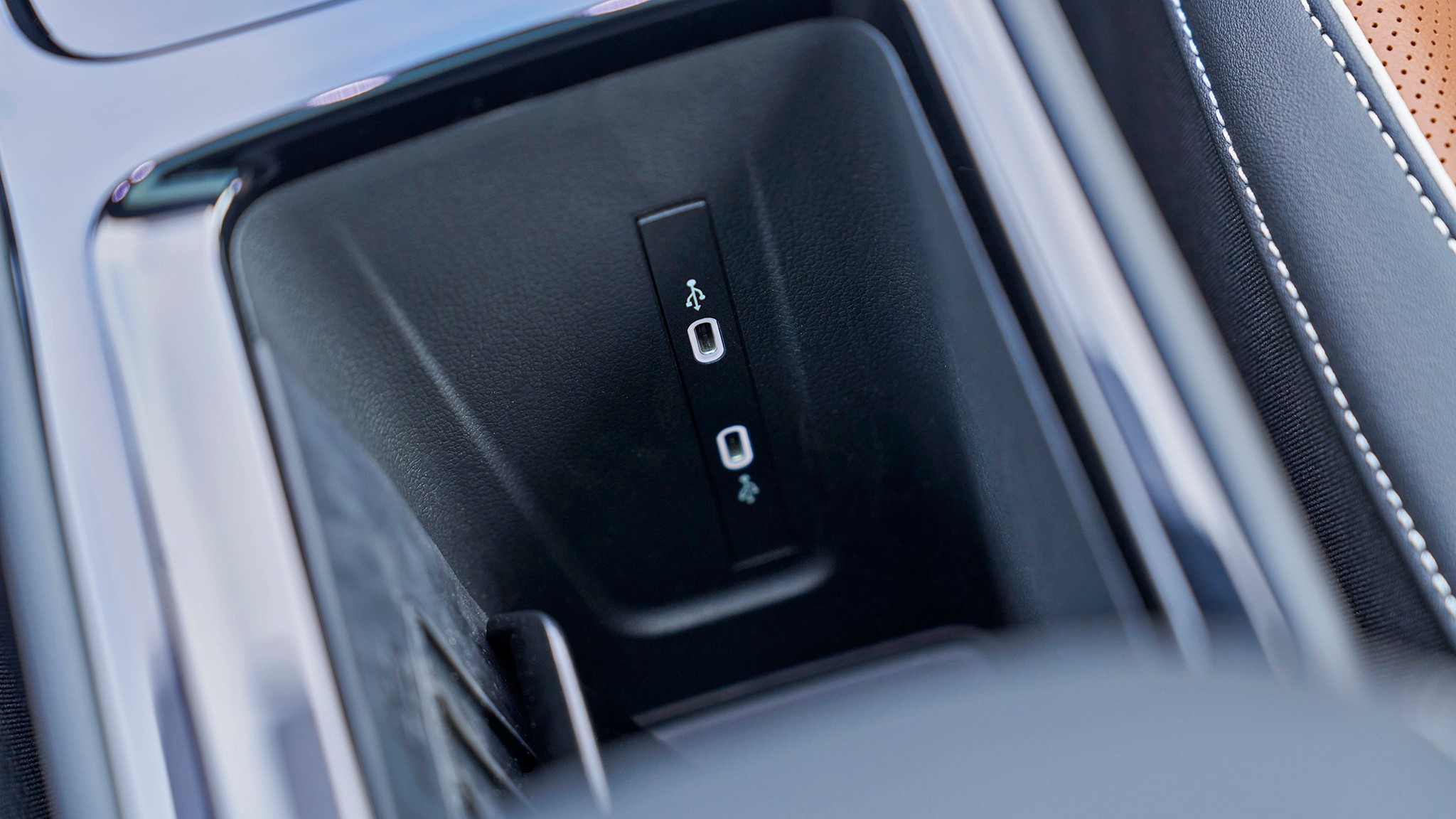 39 2025 Volkswagen Tiguan SEL R Line Avocado Green interior