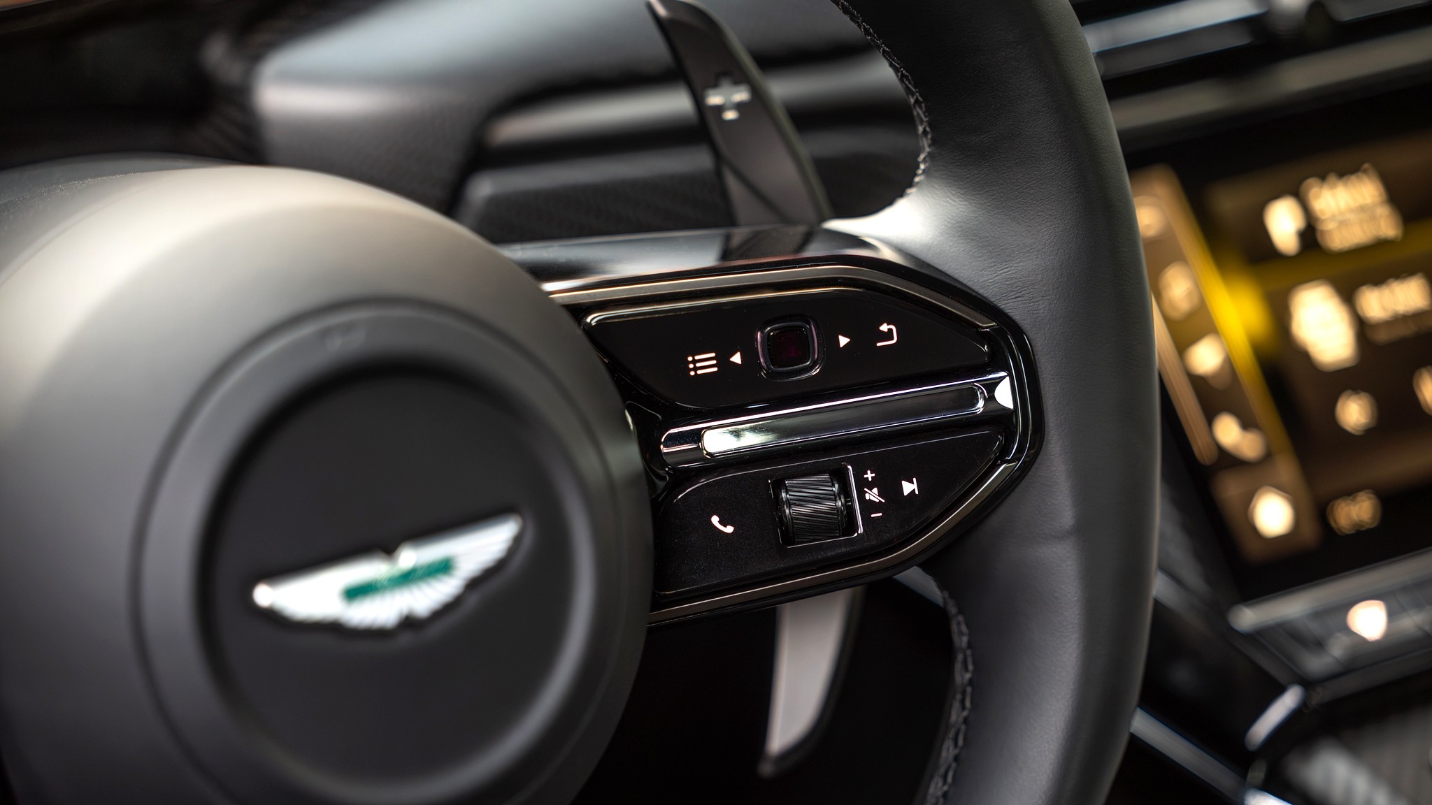 033 2025 Aston Martin Vantage