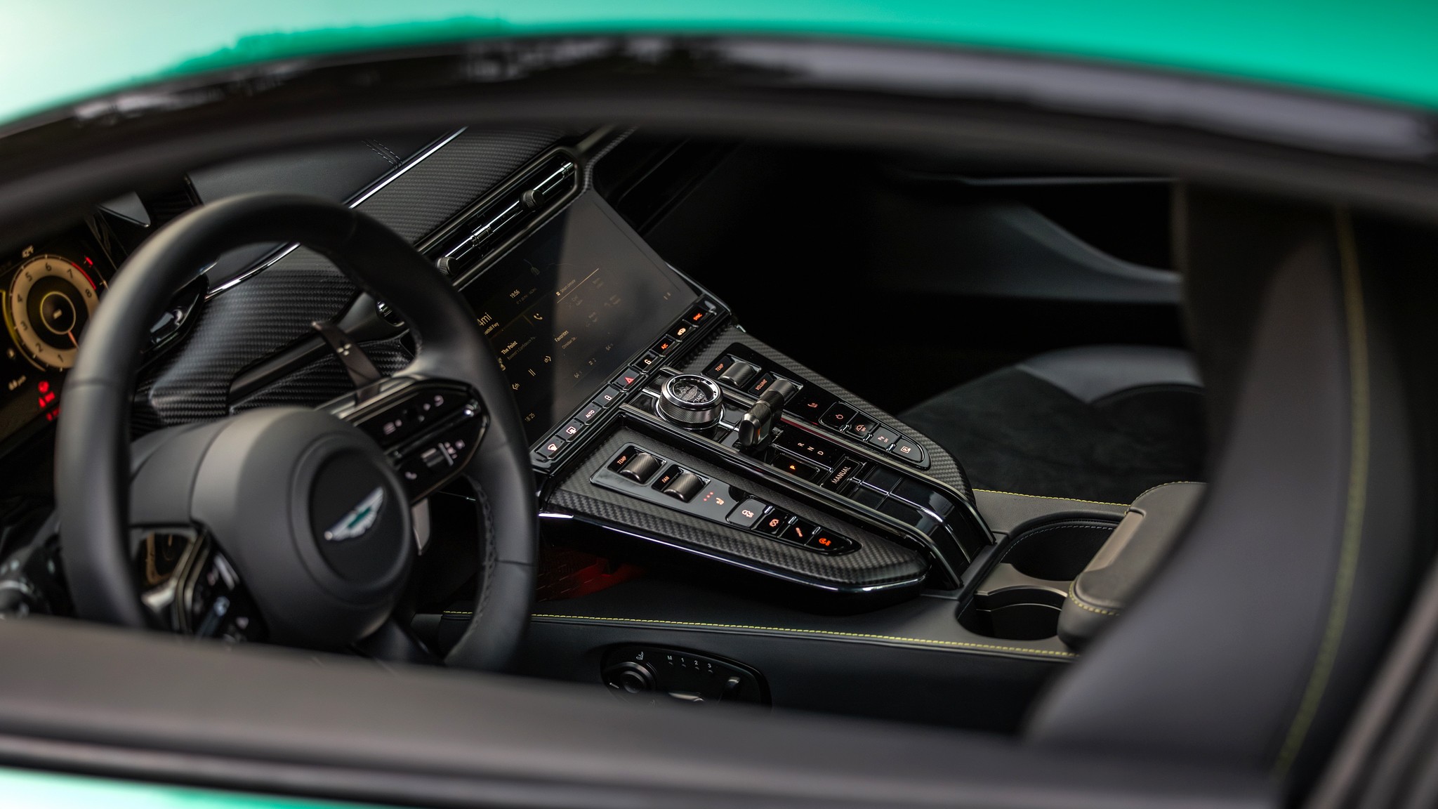 037 2025 Aston Martin Vantage