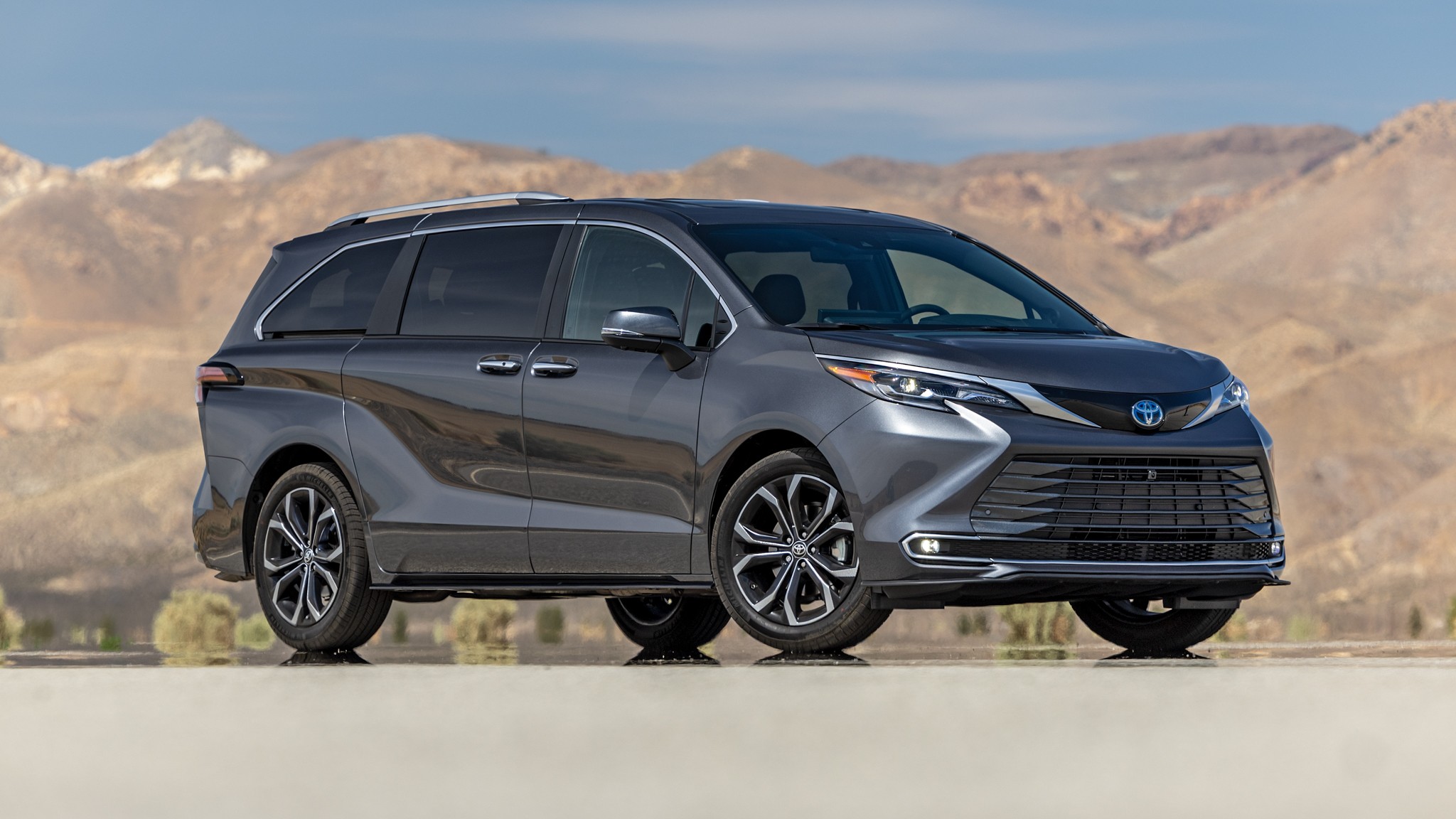 006 2025 Toyota Sienna Platinum Front Three Quarter