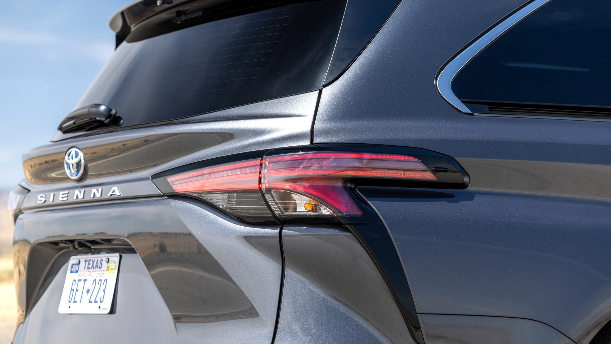 015 2025 Toyota Sienna Platinum