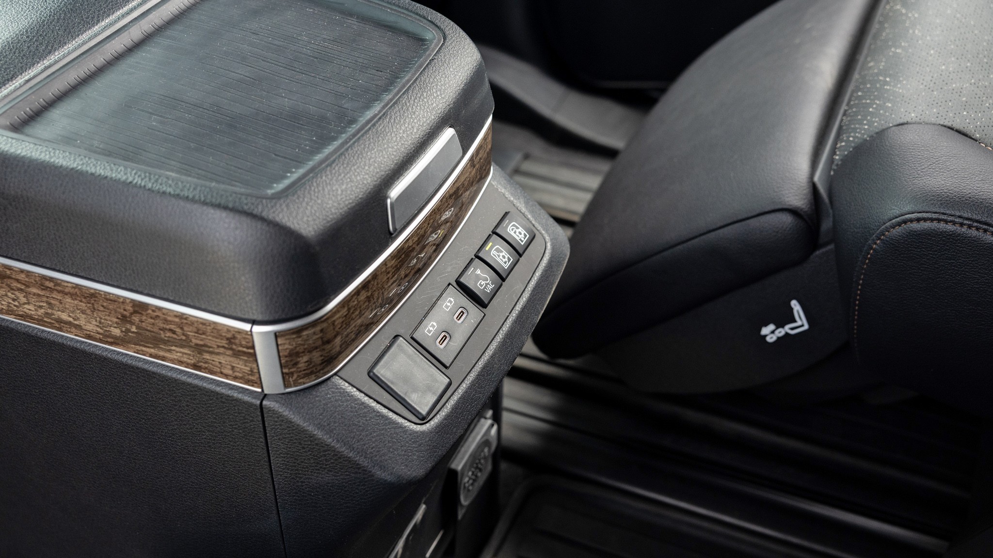 030 2025 Toyota Sienna Platinum