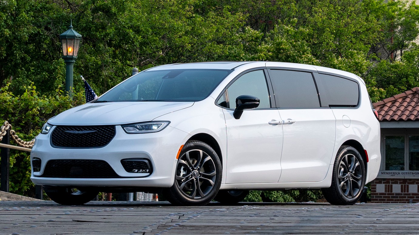 2026 Chrysler Pacifica 100th Anniversary Edition minivan 3