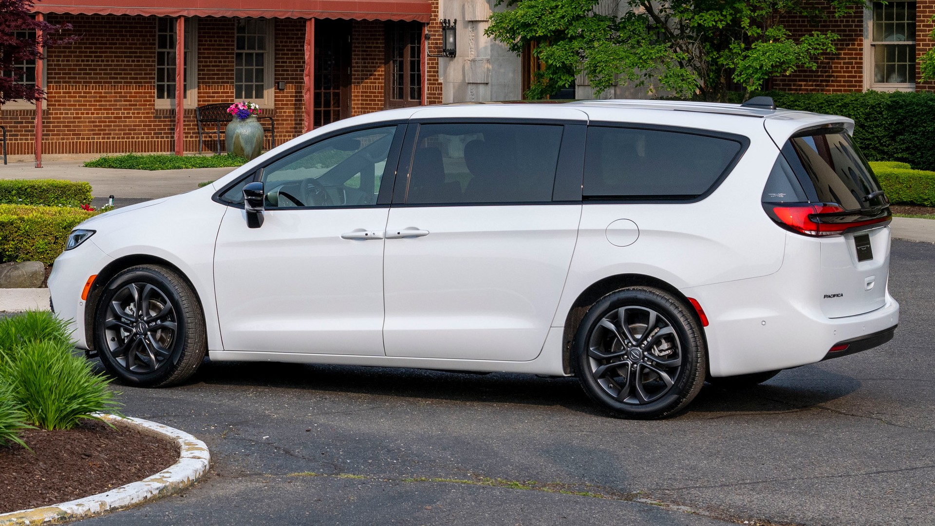 2026 Chrysler Pacifica 100th Anniversary Edition minivan 4