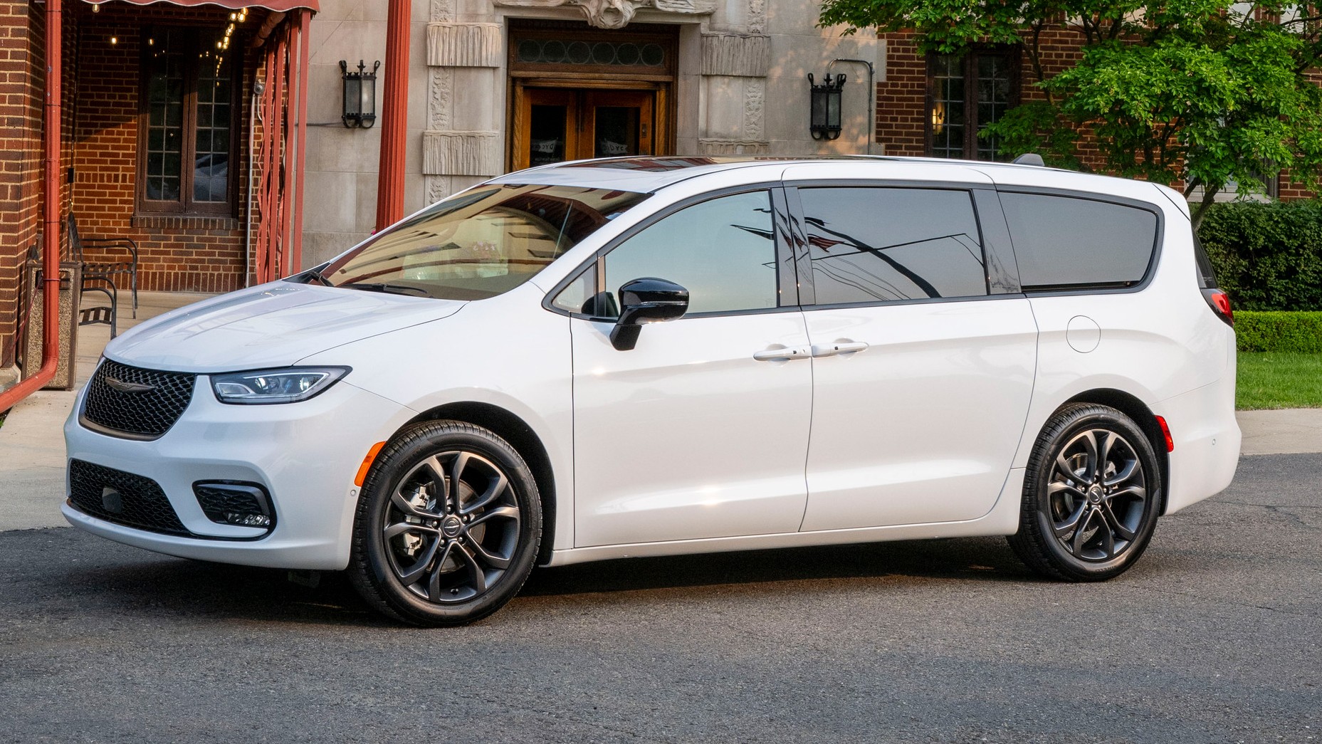2026 Chrysler Pacifica 100th Anniversary Edition minivan 8