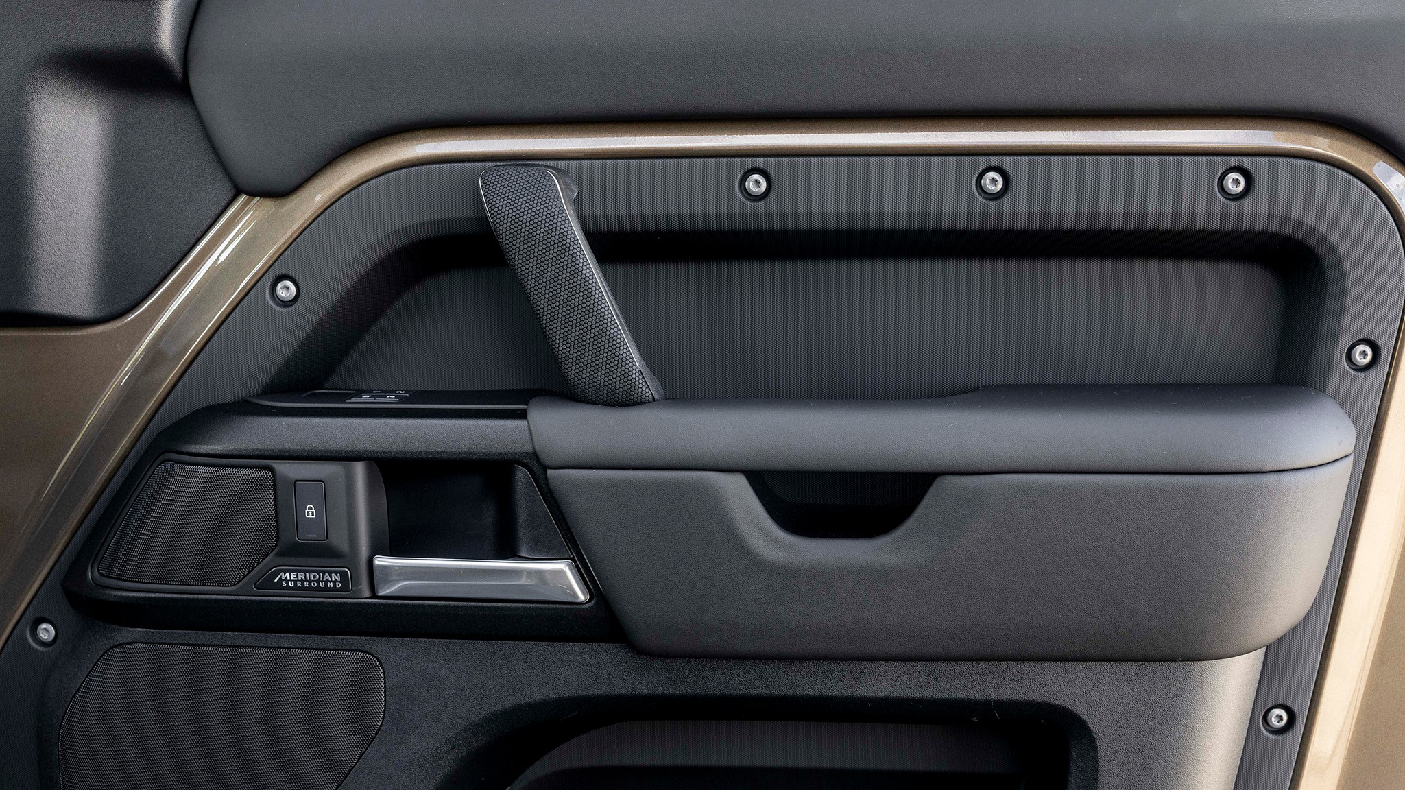 034 2025 Land Rover Defender 130