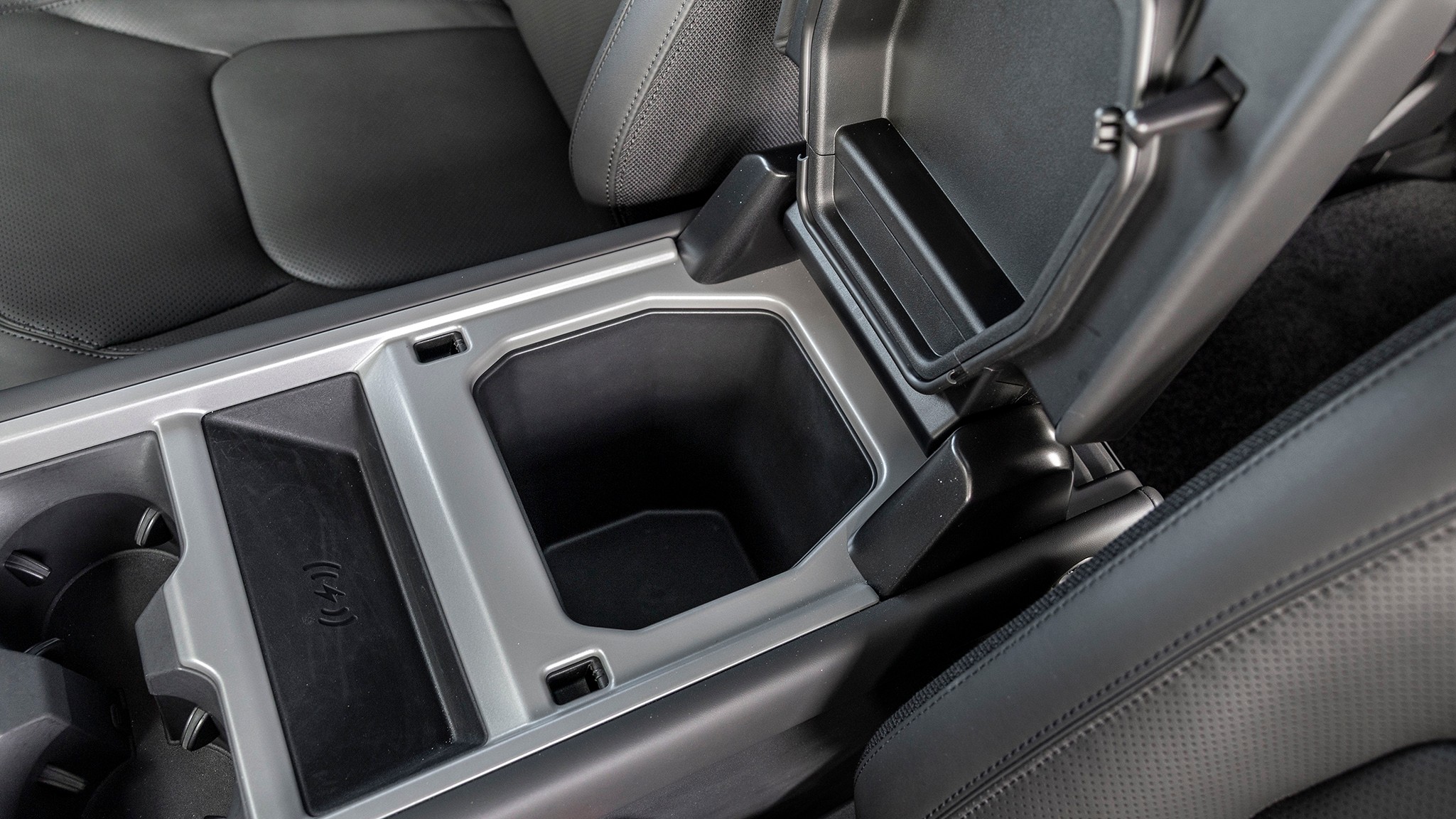 030 2025 Land Rover Defender 130