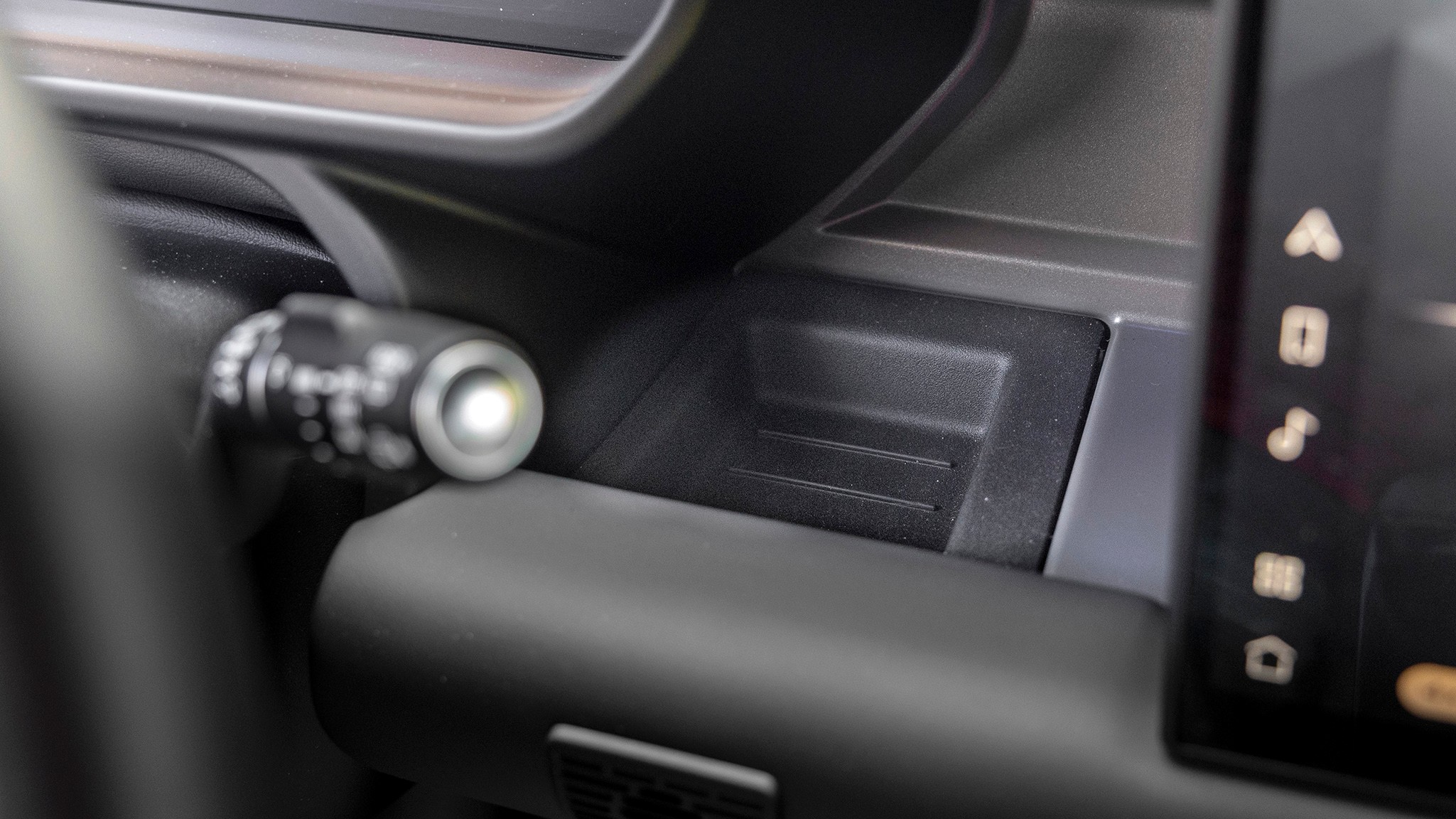 037 2025 Land Rover Defender 130