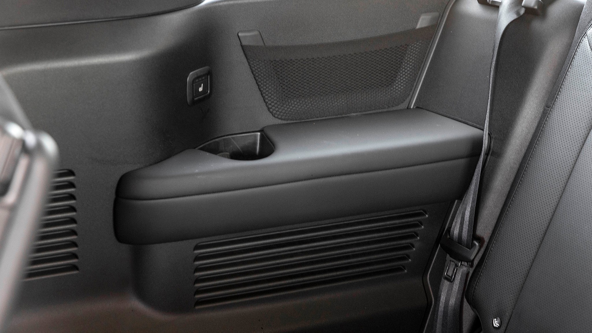 040 2025 Land Rover Defender 130