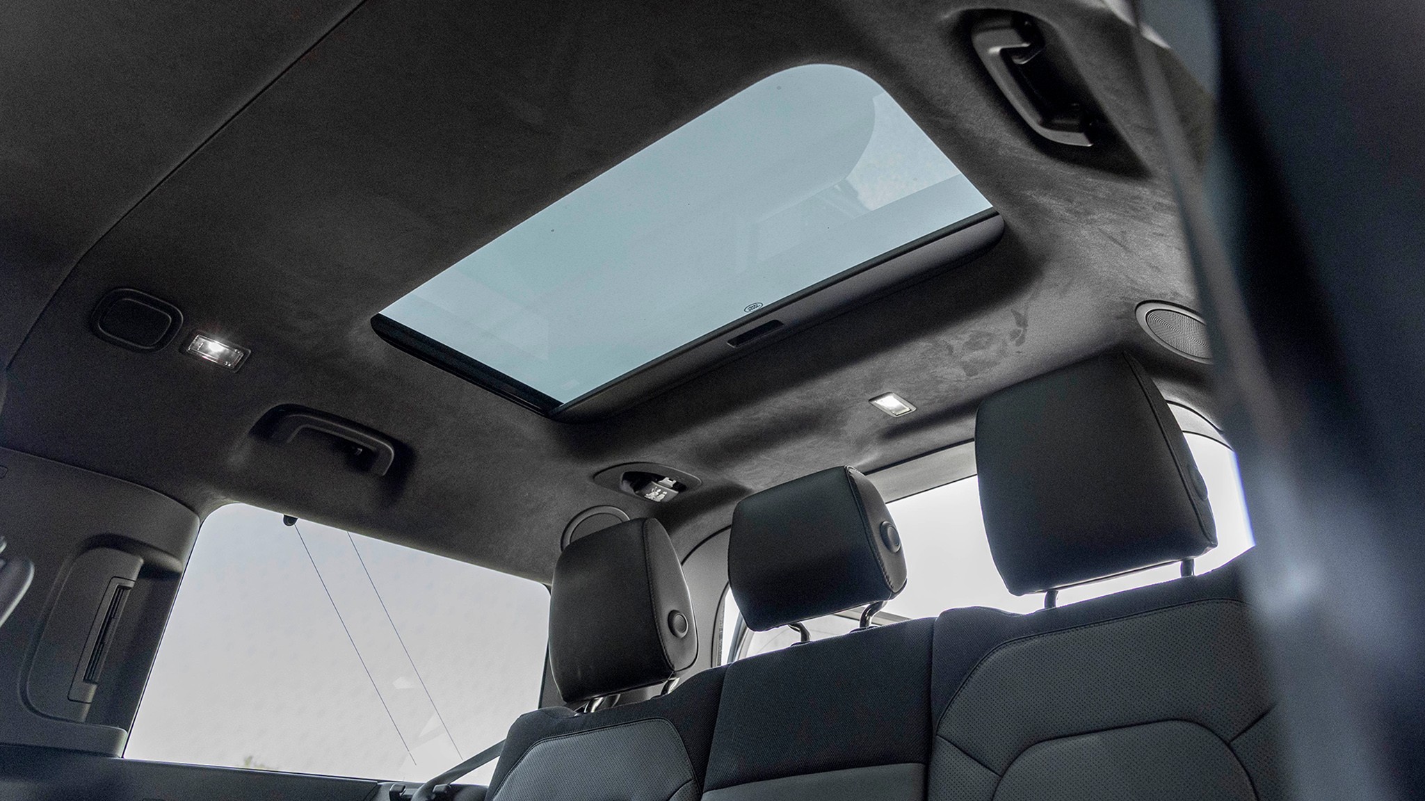 041 2025 Land Rover Defender 130