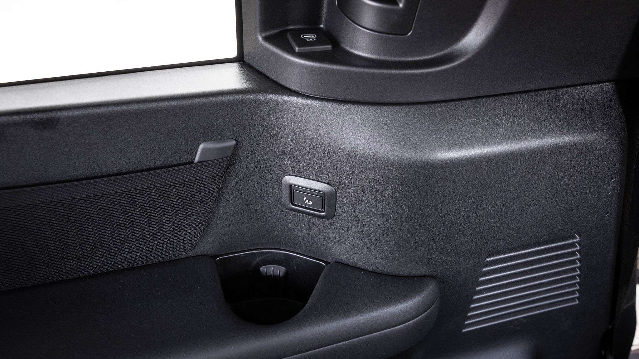 042 2025 Land Rover Defender 130