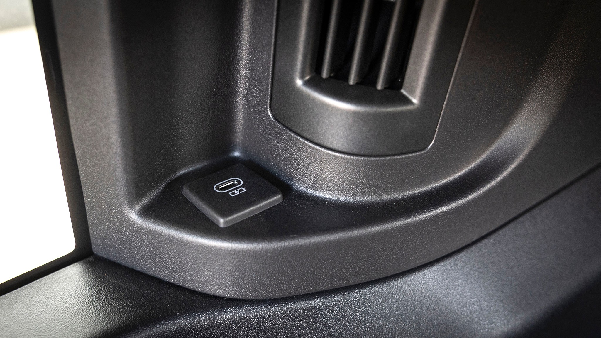 043 2025 Land Rover Defender 130