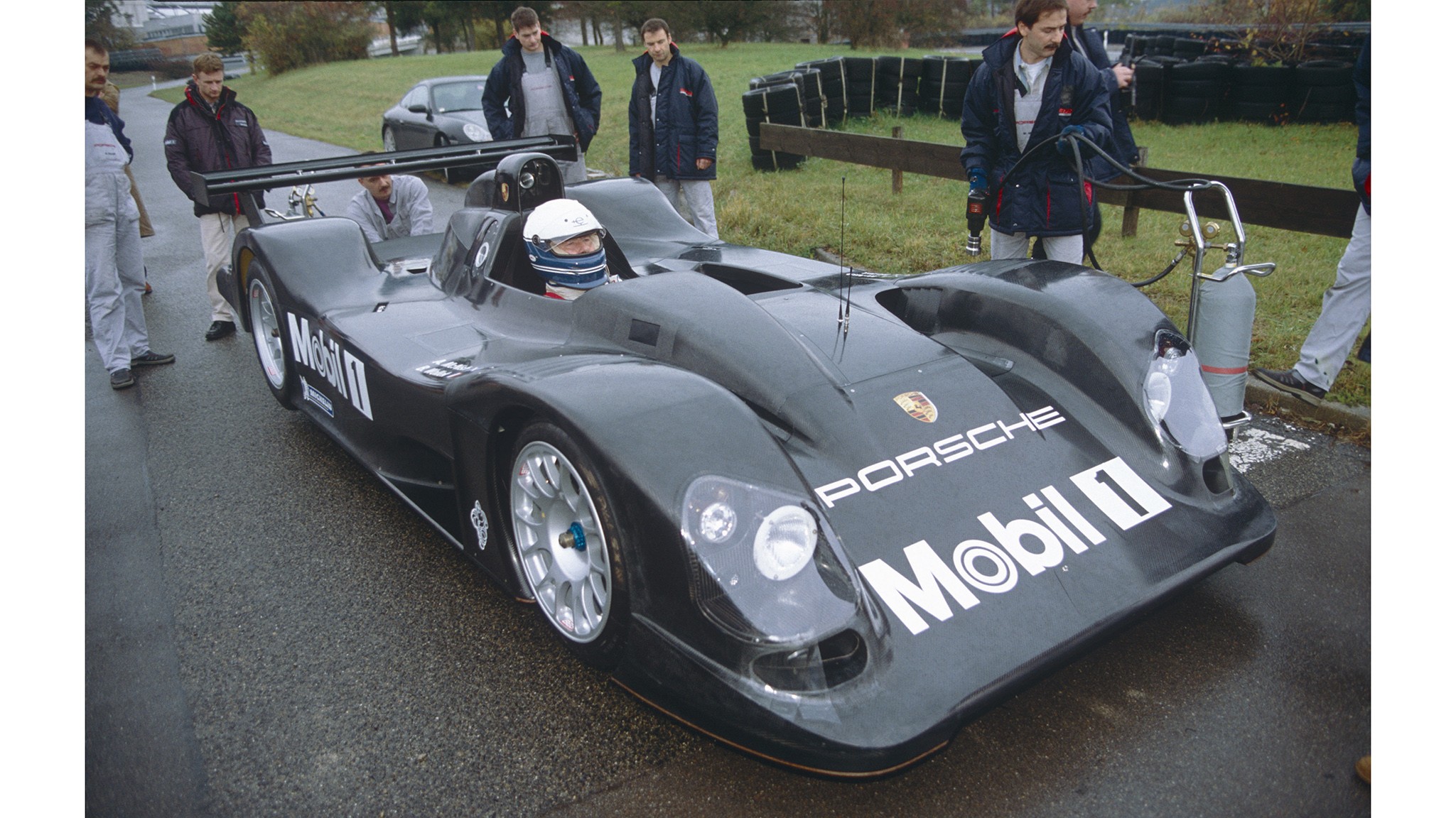 HDK 7905 1 Bob Wollek bei der Fahrt des LMP 2000 in Weissach im November 1999