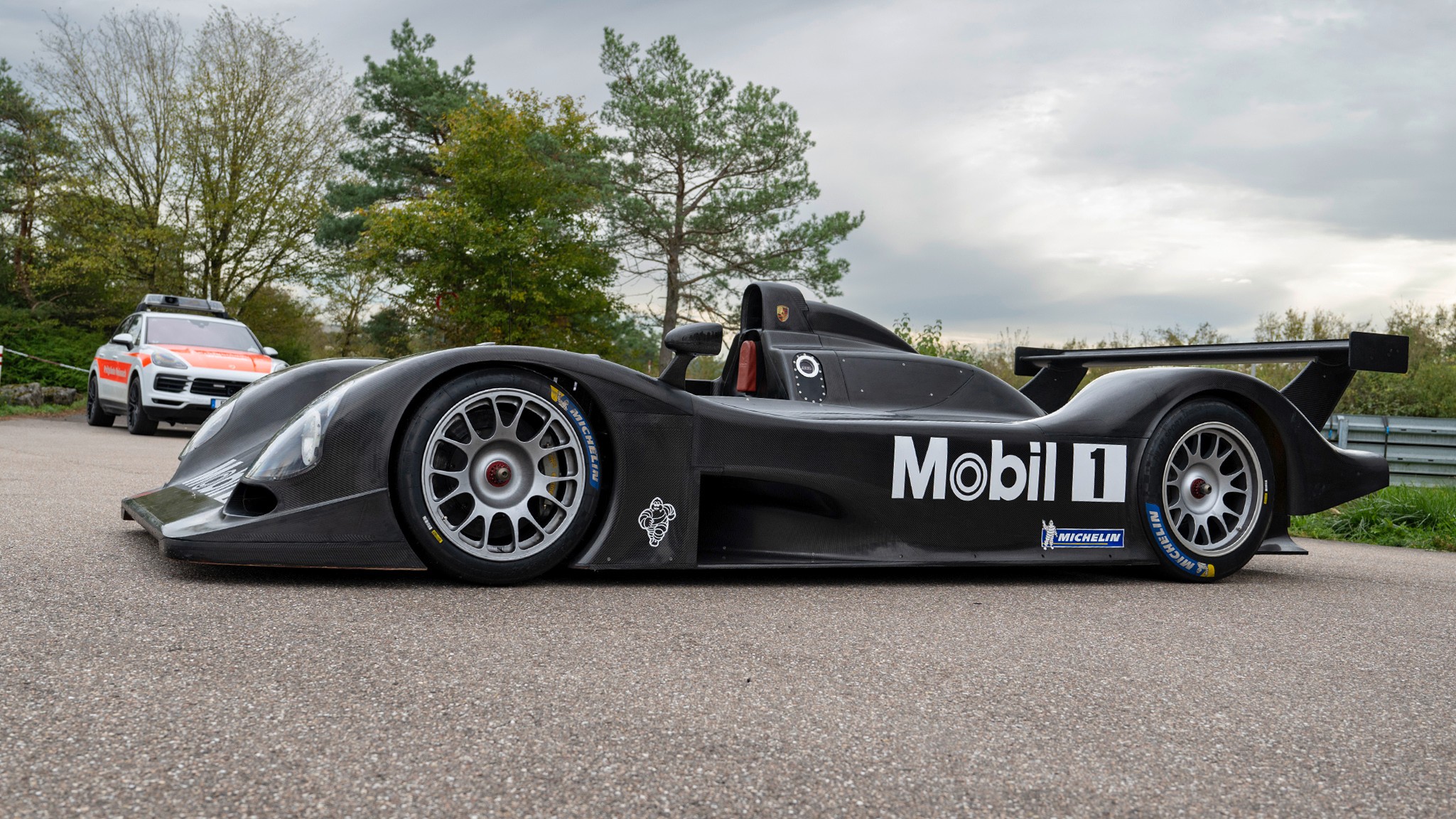 24 Porsche LMP2000 race car
