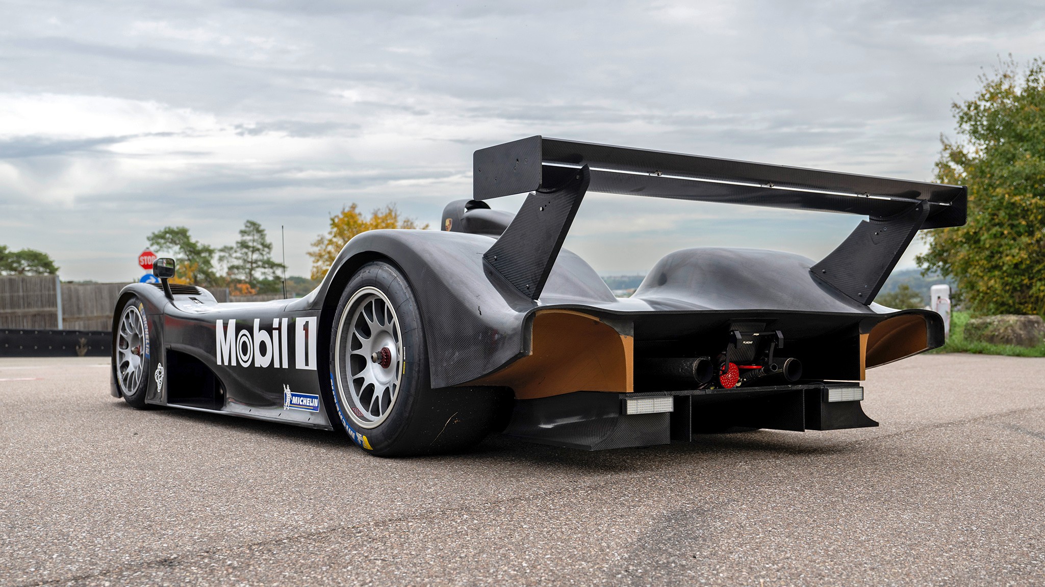25 Porsche LMP2000 race car