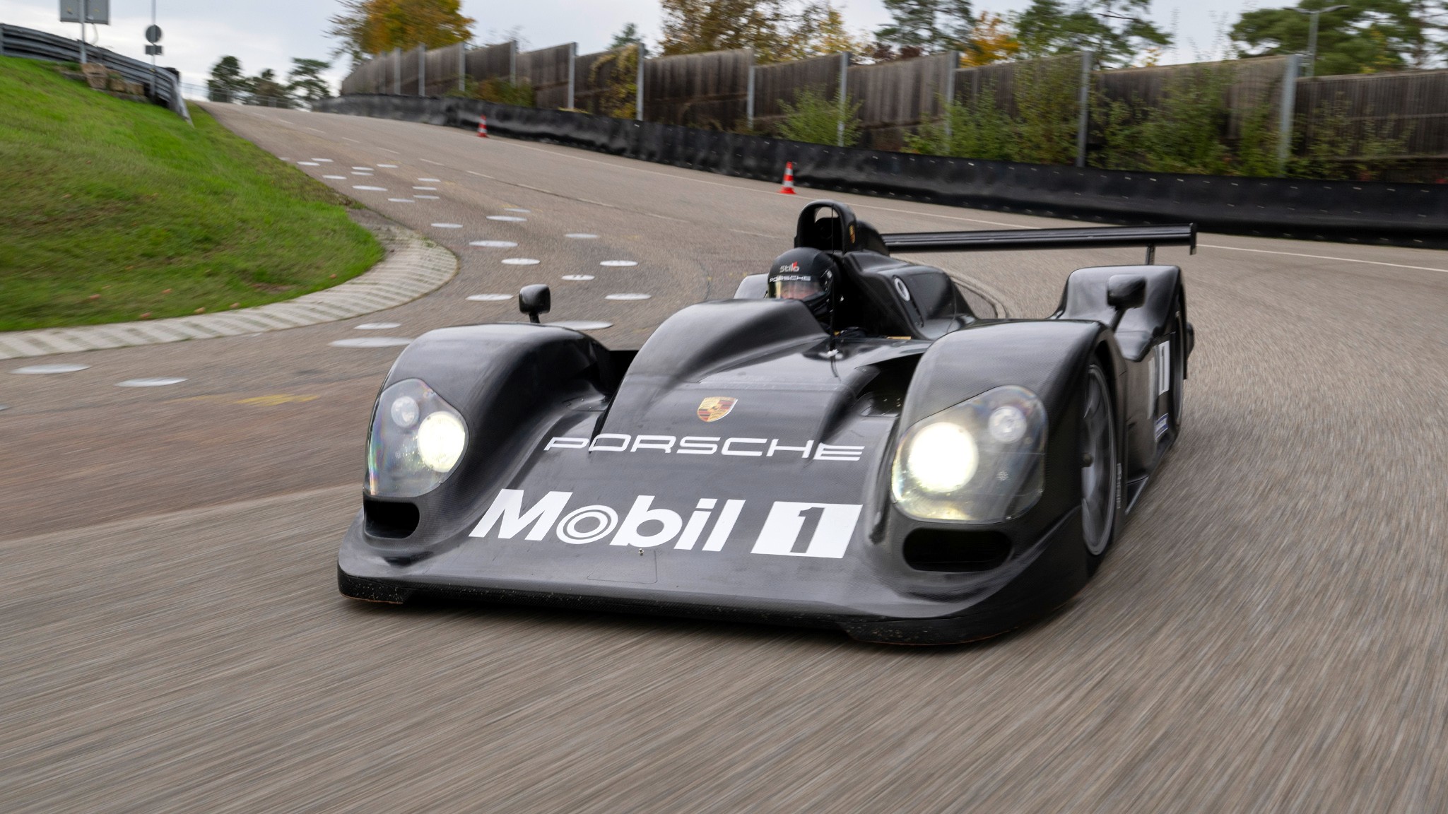 27 Porsche LMP2000 race car