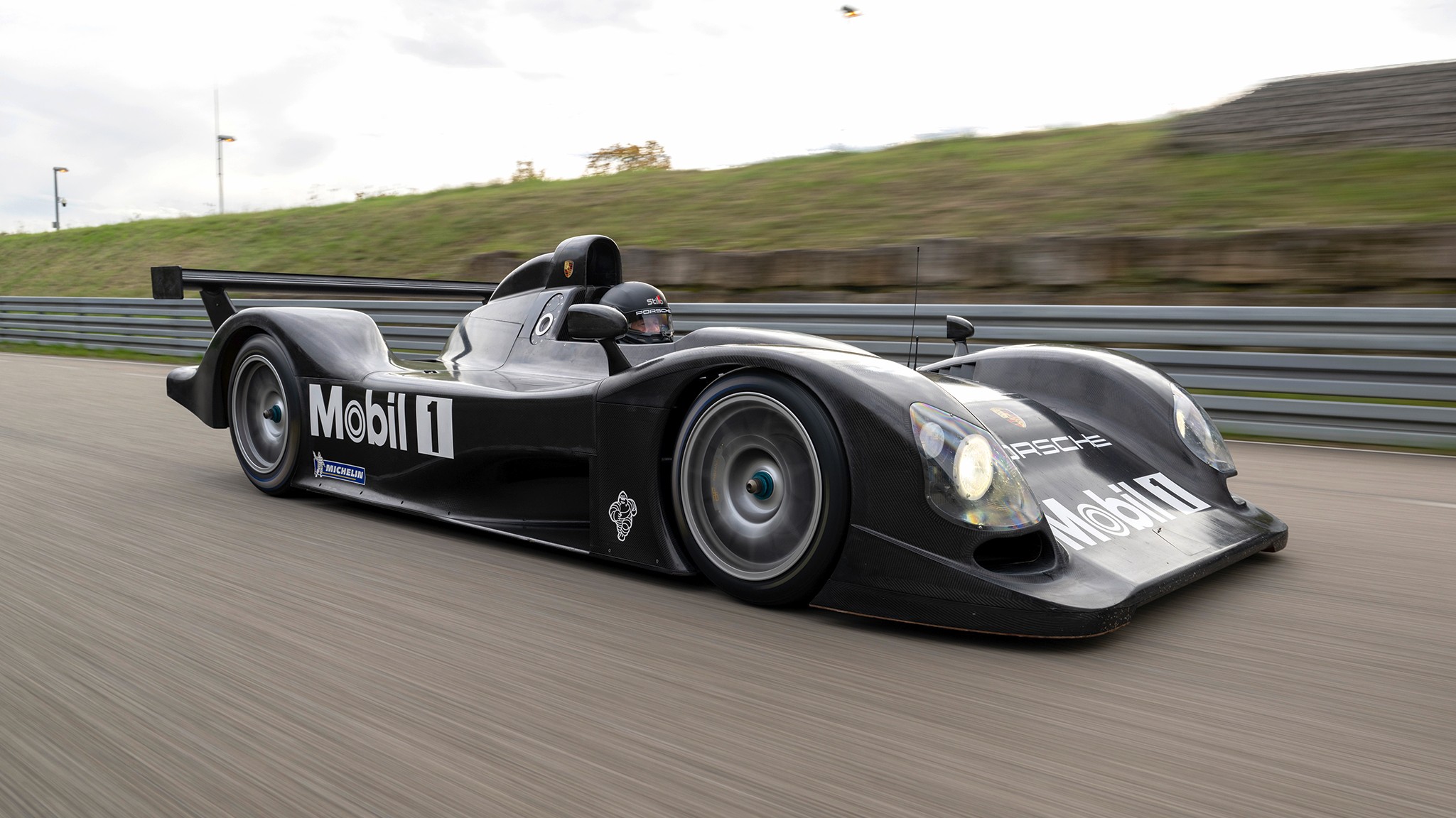 34 Porsche LMP2000 race car