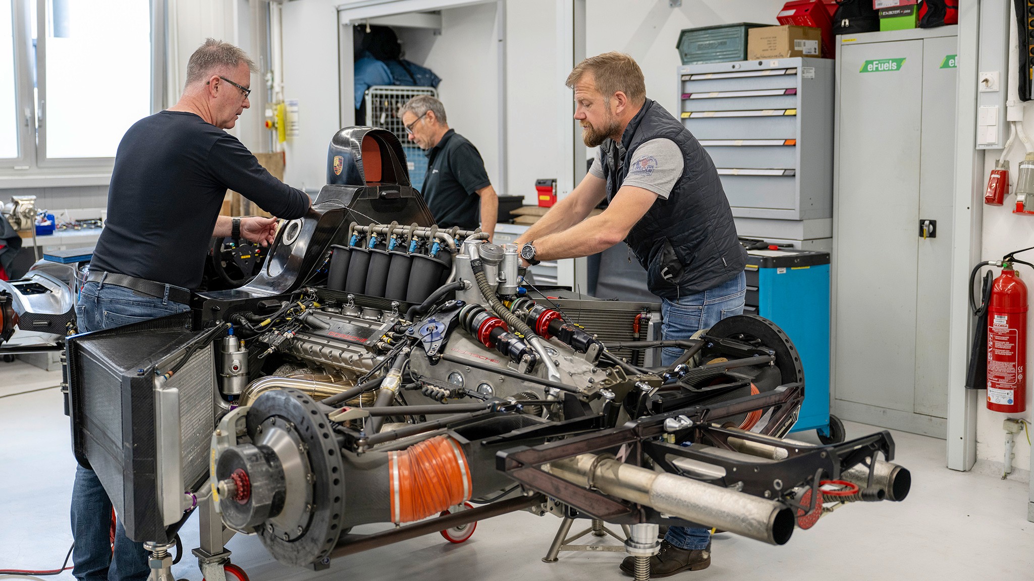 41 Porsche LMP2000 race car