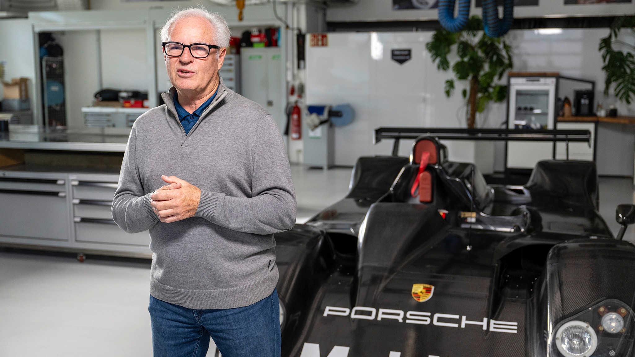 46 Porsche LMP2000 race car