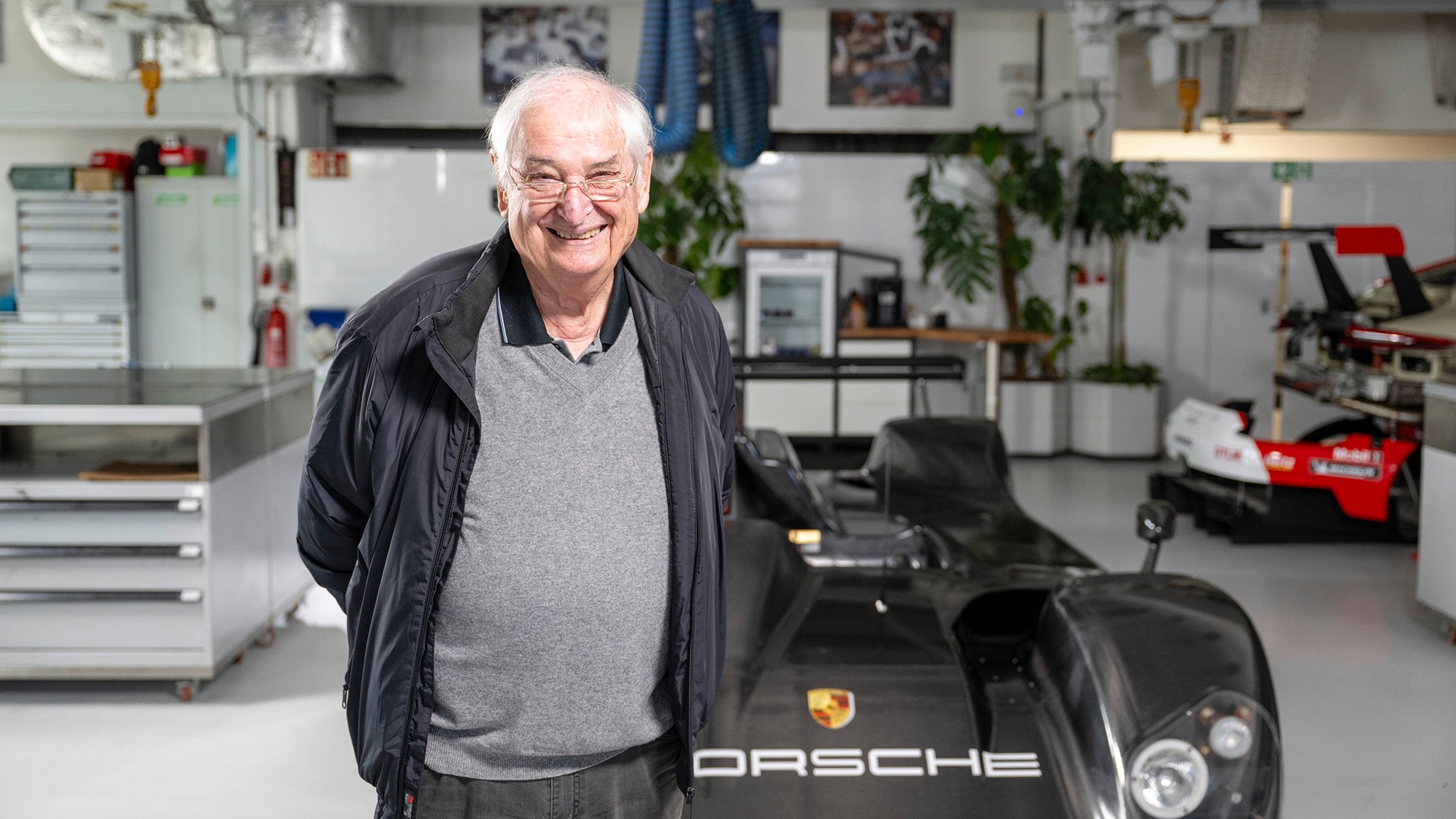 47 Porsche LMP2000 race car