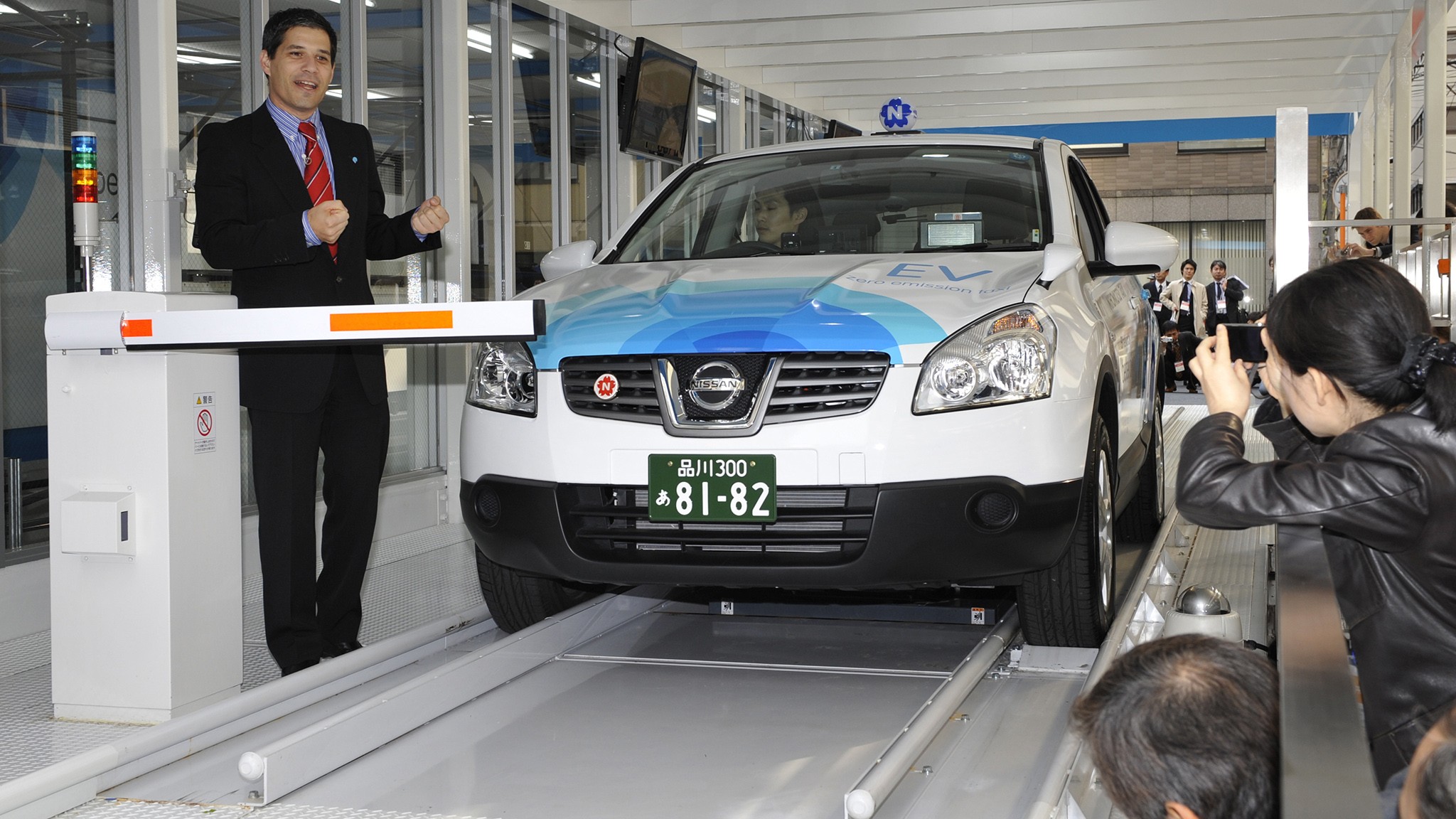 GettyImages Shai Agassi At Better Place Battery Swapping Station